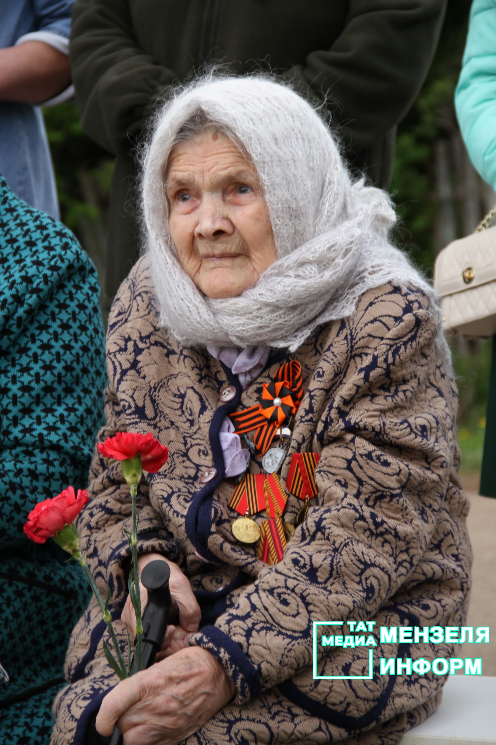 В деревне Дружба ветераны тыла, школьники, жители встретили праздничное утро с большим воодушевлением