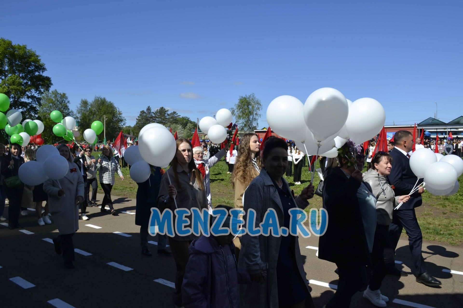 Торжественное шествие на стадионе Ленина колонн в честь 9 Мая. Мензелинск -2023