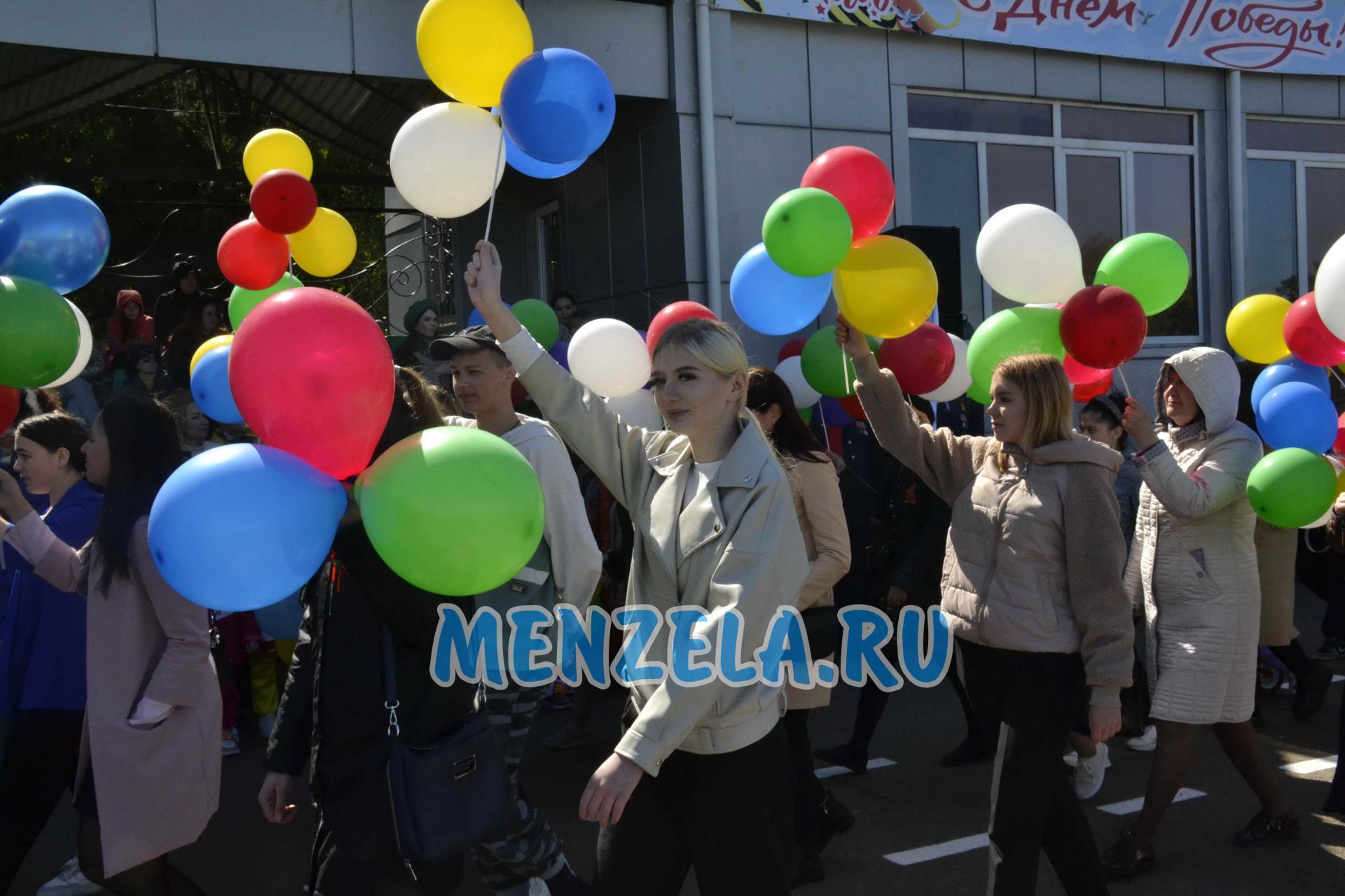 Торжественное шествие на стадионе Ленина колонн в честь 9 Мая. Мензелинск -2023