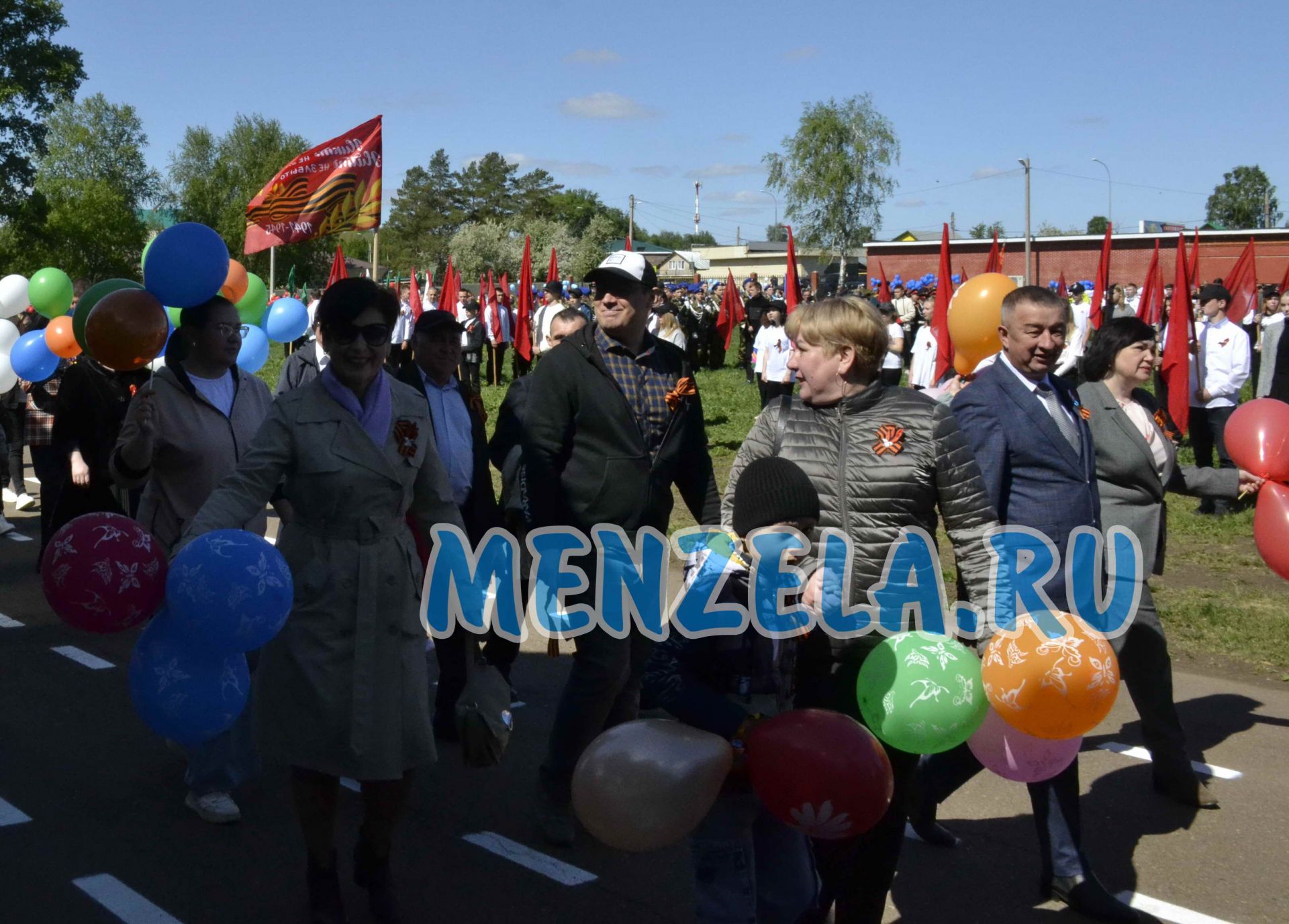 Торжественное шествие на стадионе Ленина колонн в честь 9 Мая. Мензелинск -2023