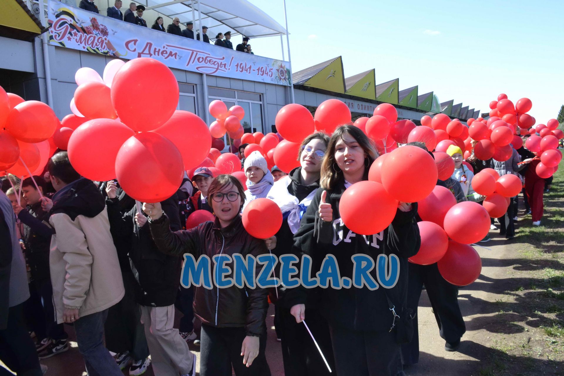 Торжественное шествие на стадионе Ленина колонн в честь 9 Мая. Мензелинск -2023