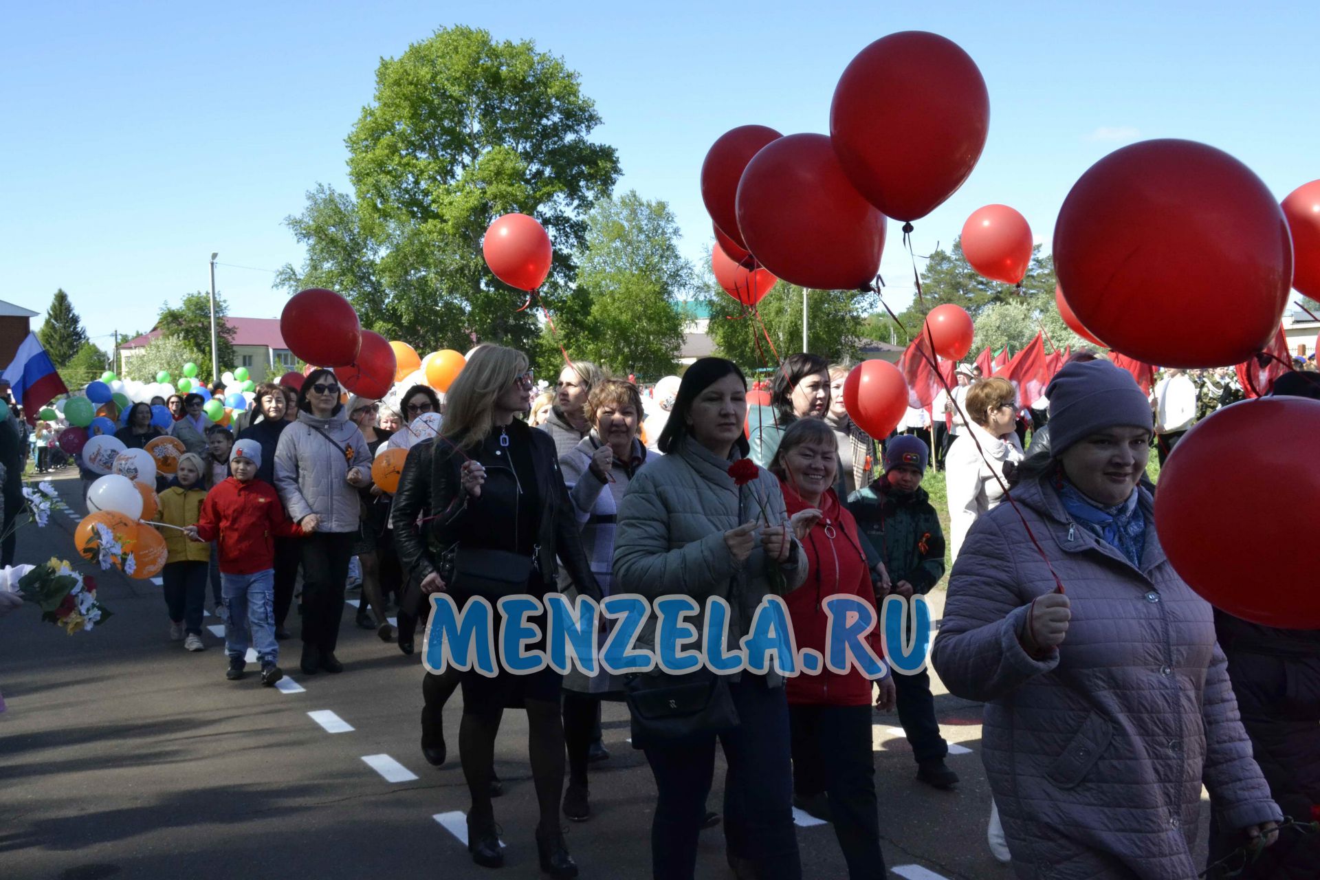 Торжественное шествие на стадионе Ленина колонн в честь 9 Мая. Мензелинск -2023