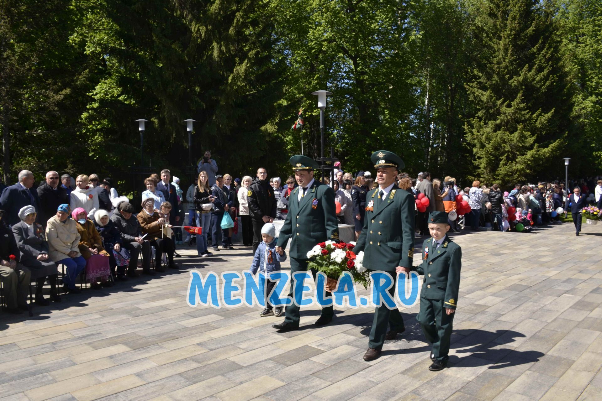 Возложение цветов к мемориалу на празднике 9 Мая. Мензелинск - 2023