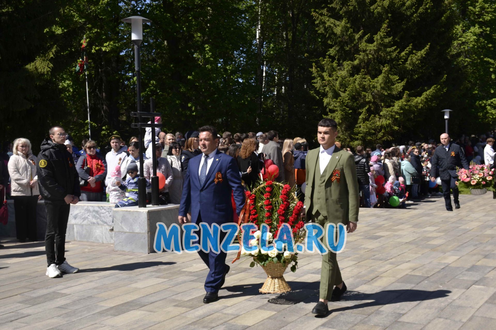 Возложение цветов к мемориалу на празднике 9 Мая. Мензелинск - 2023