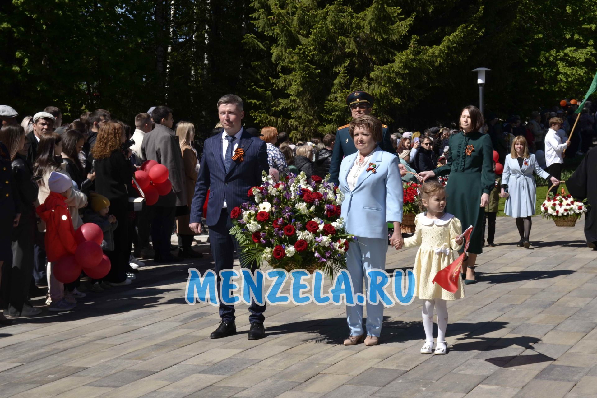 Возложение цветов к мемориалу на празднике 9 Мая. Мензелинск - 2023