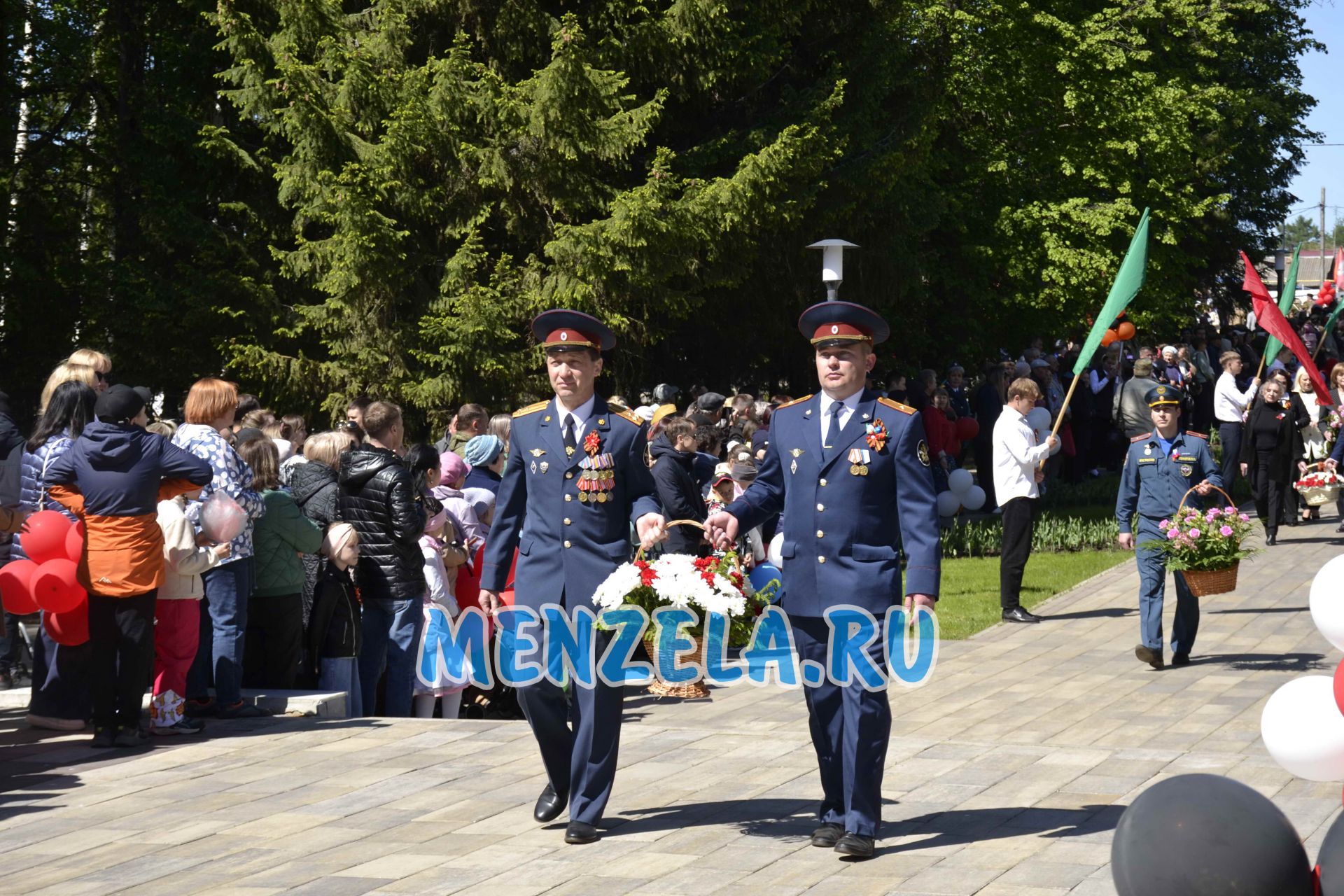 Возложение цветов к мемориалу на празднике 9 Мая. Мензелинск - 2023