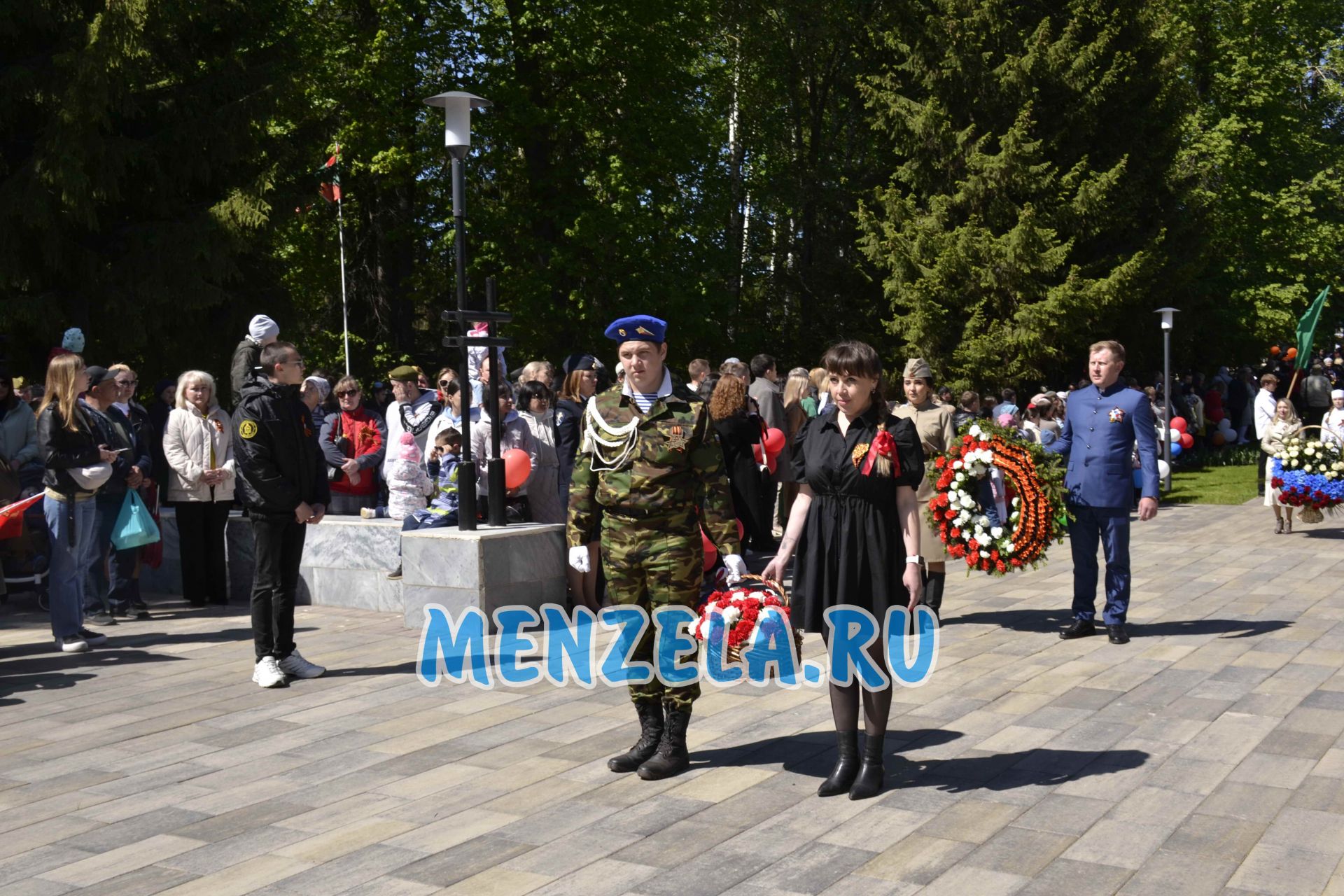 Возложение цветов к мемориалу на празднике 9 Мая. Мензелинск - 2023