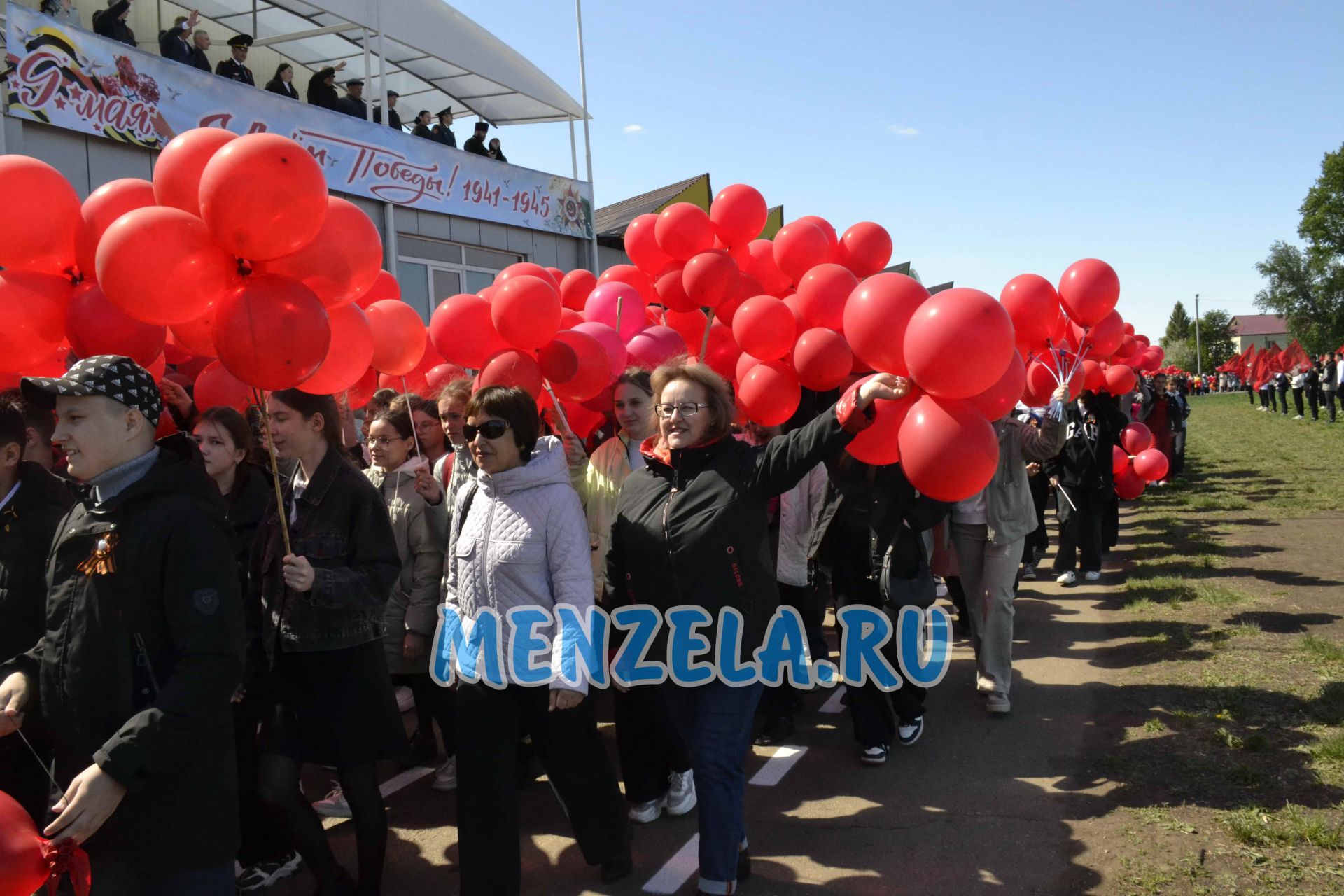 Торжественное шествие на стадионе Ленина колонн в честь 9 Мая. Мензелинск -2023