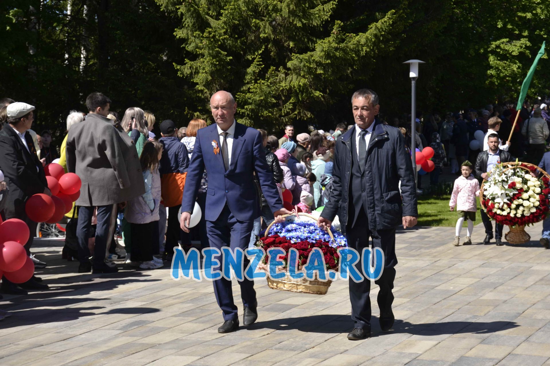 Возложение цветов к мемориалу на празднике 9 Мая. Мензелинск - 2023