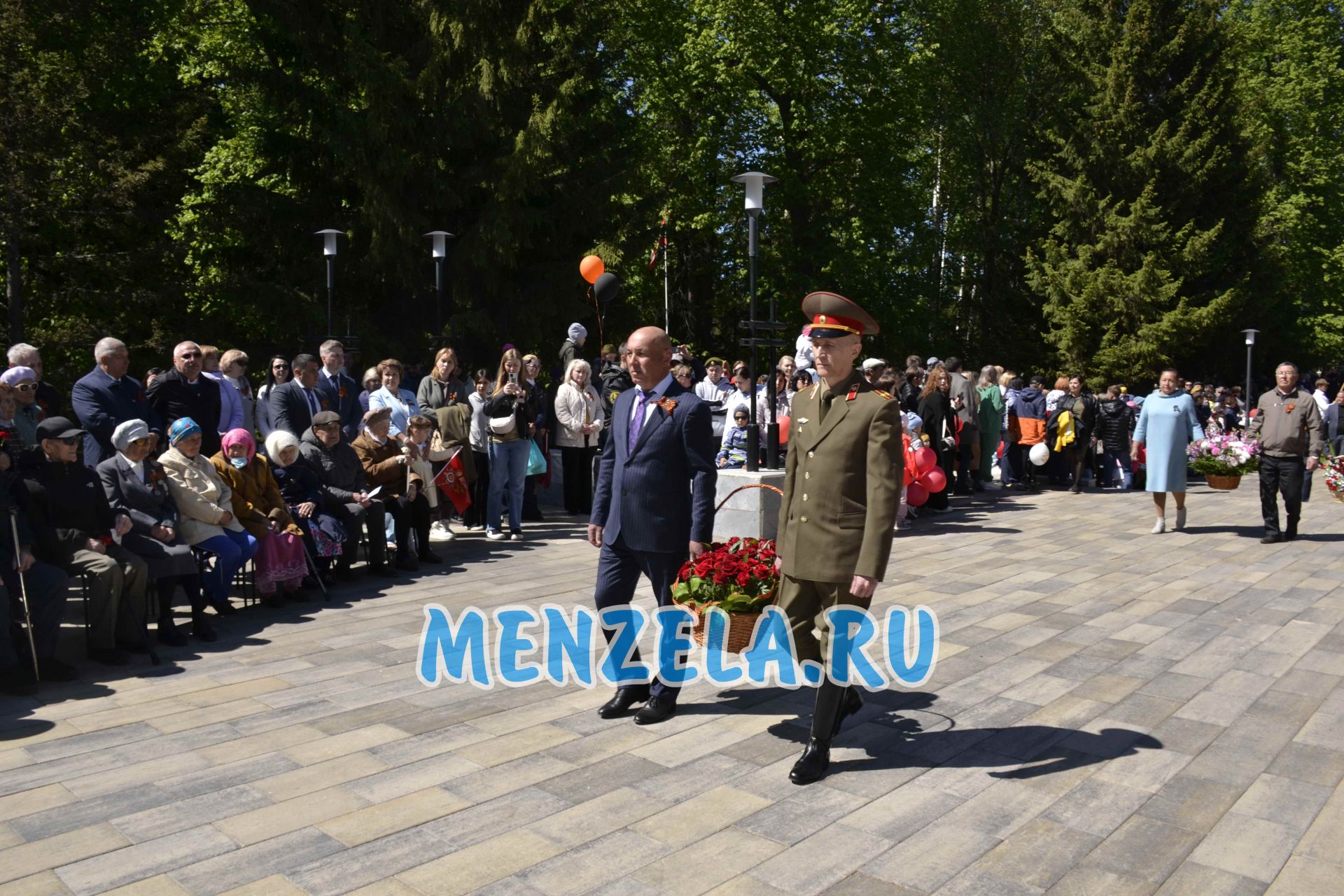 Возложение цветов к мемориалу на празднике 9 Мая. Мензелинск - 2023