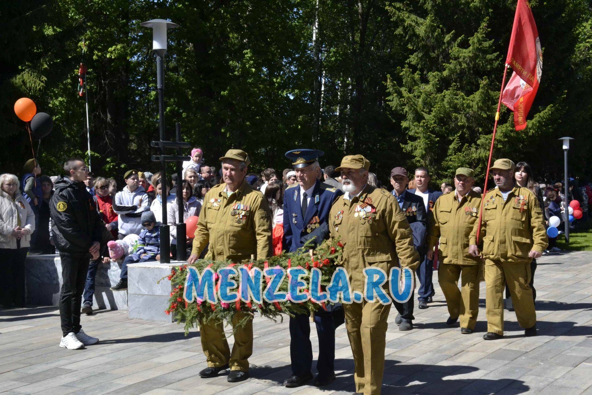 Возложение цветов к мемориалу на празднике 9 Мая. Мензелинск - 2023