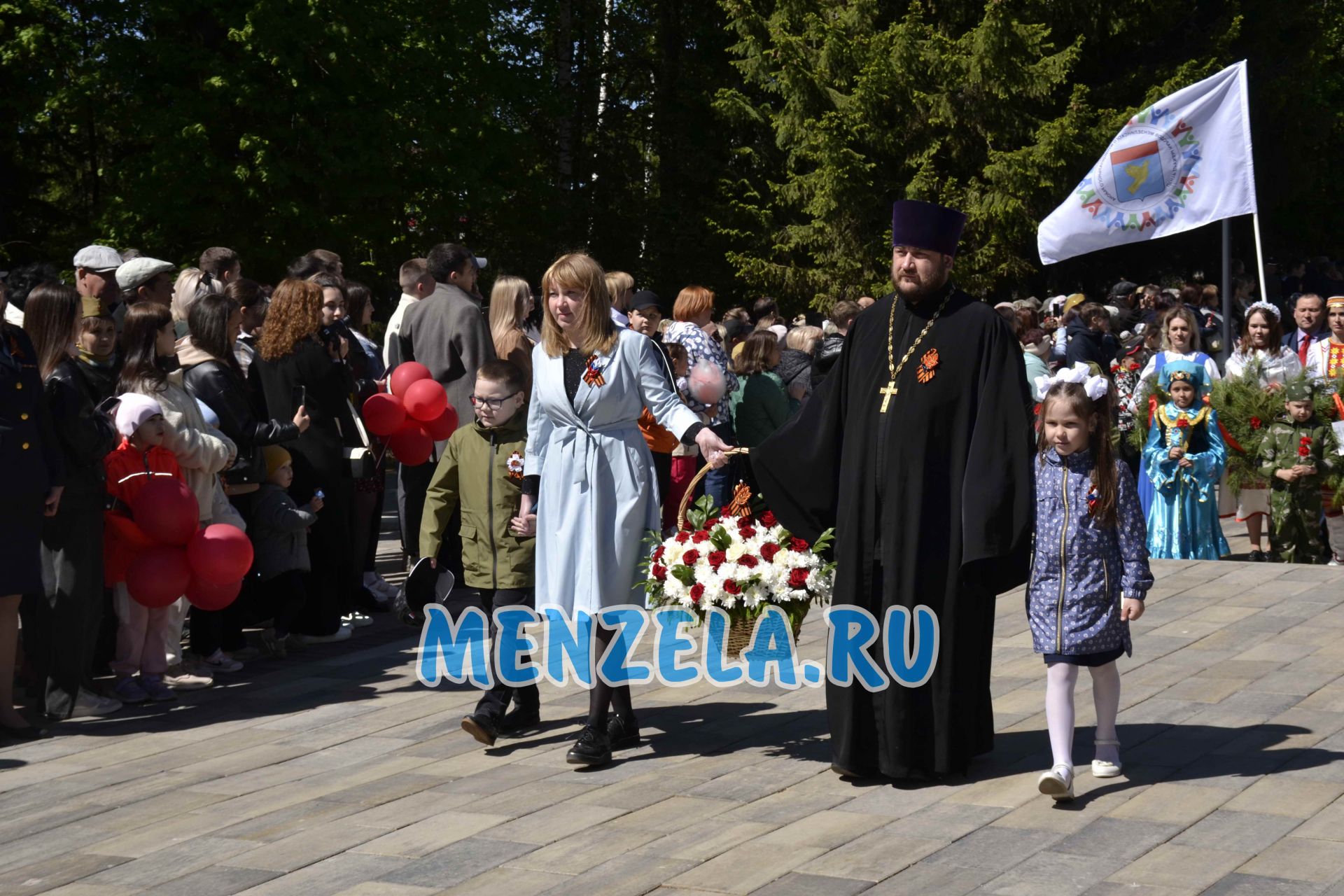 Возложение цветов к мемориалу на празднике 9 Мая. Мензелинск - 2023