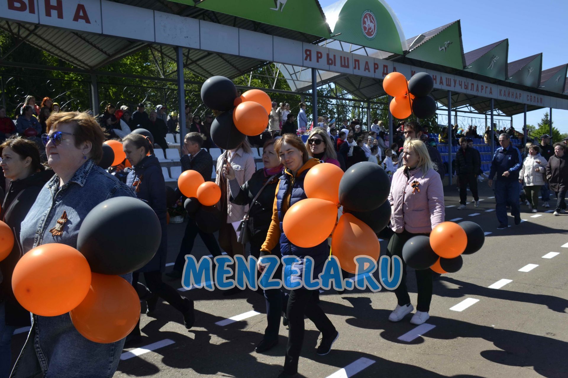 Торжественное шествие на стадионе Ленина колонн в честь 9 Мая. Мензелинск -2023