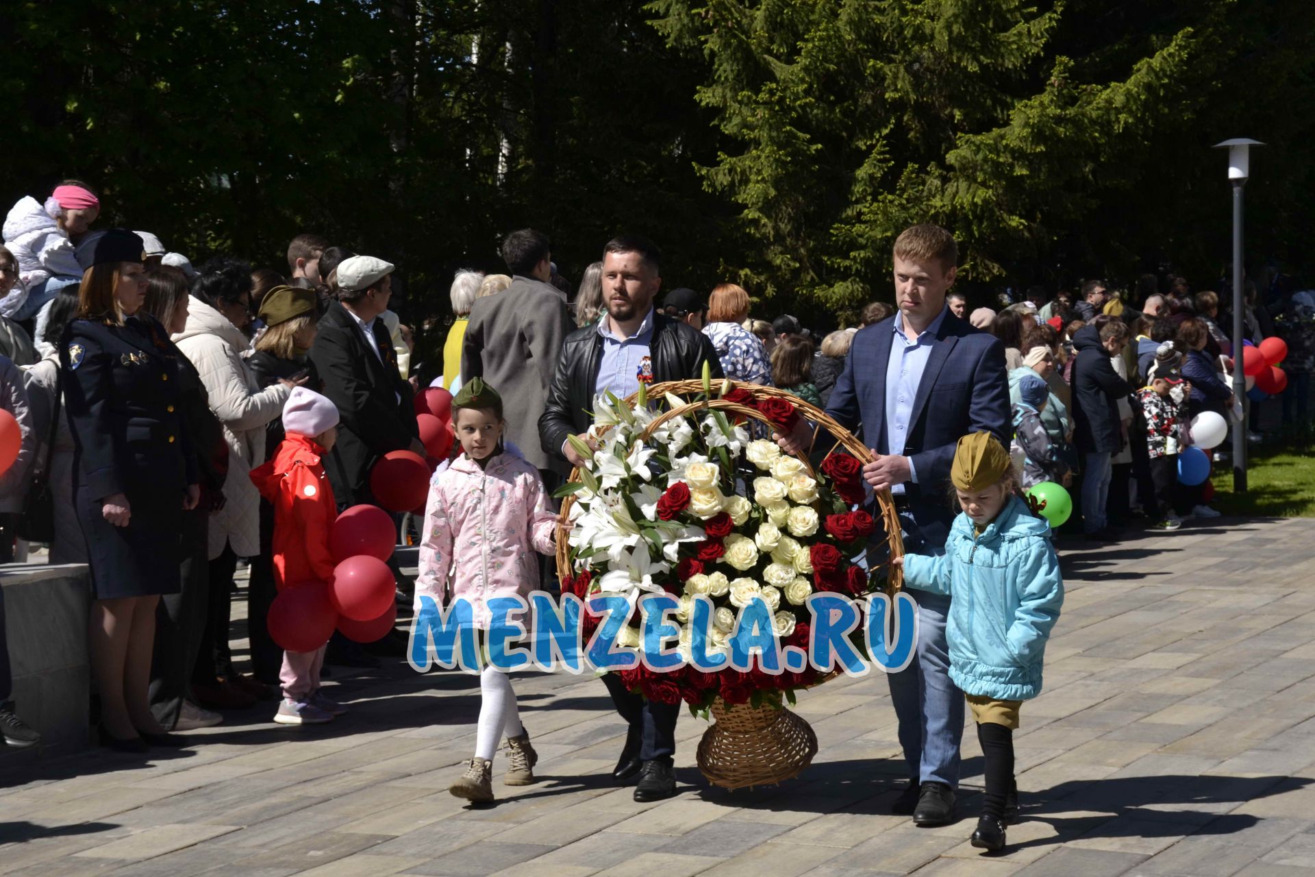 Возложение цветов к мемориалу на празднике 9 Мая. Мензелинск - 2023