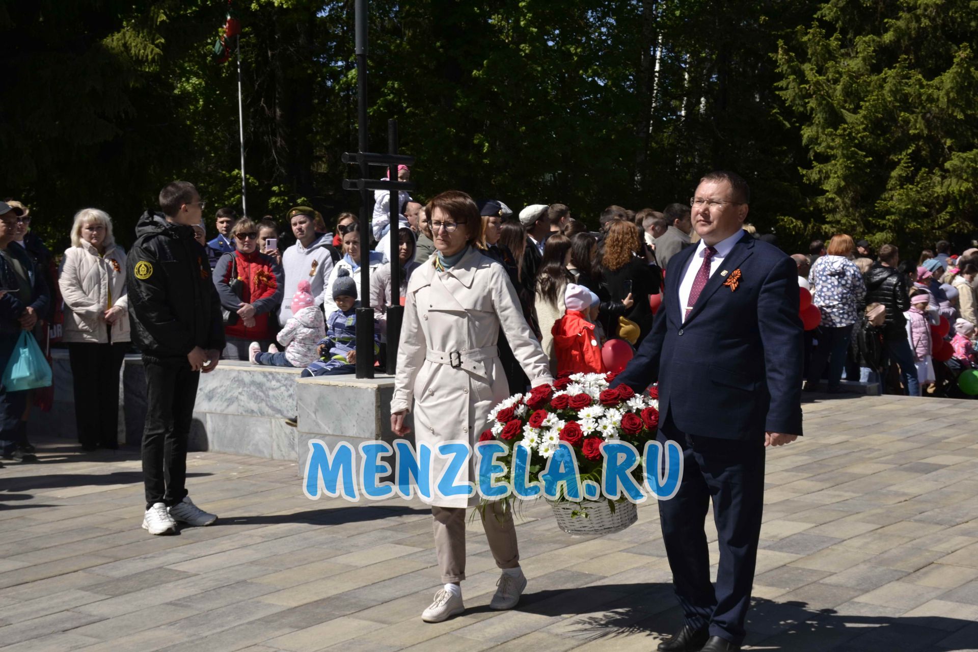 Возложение цветов к мемориалу на празднике 9 Мая. Мензелинск - 2023