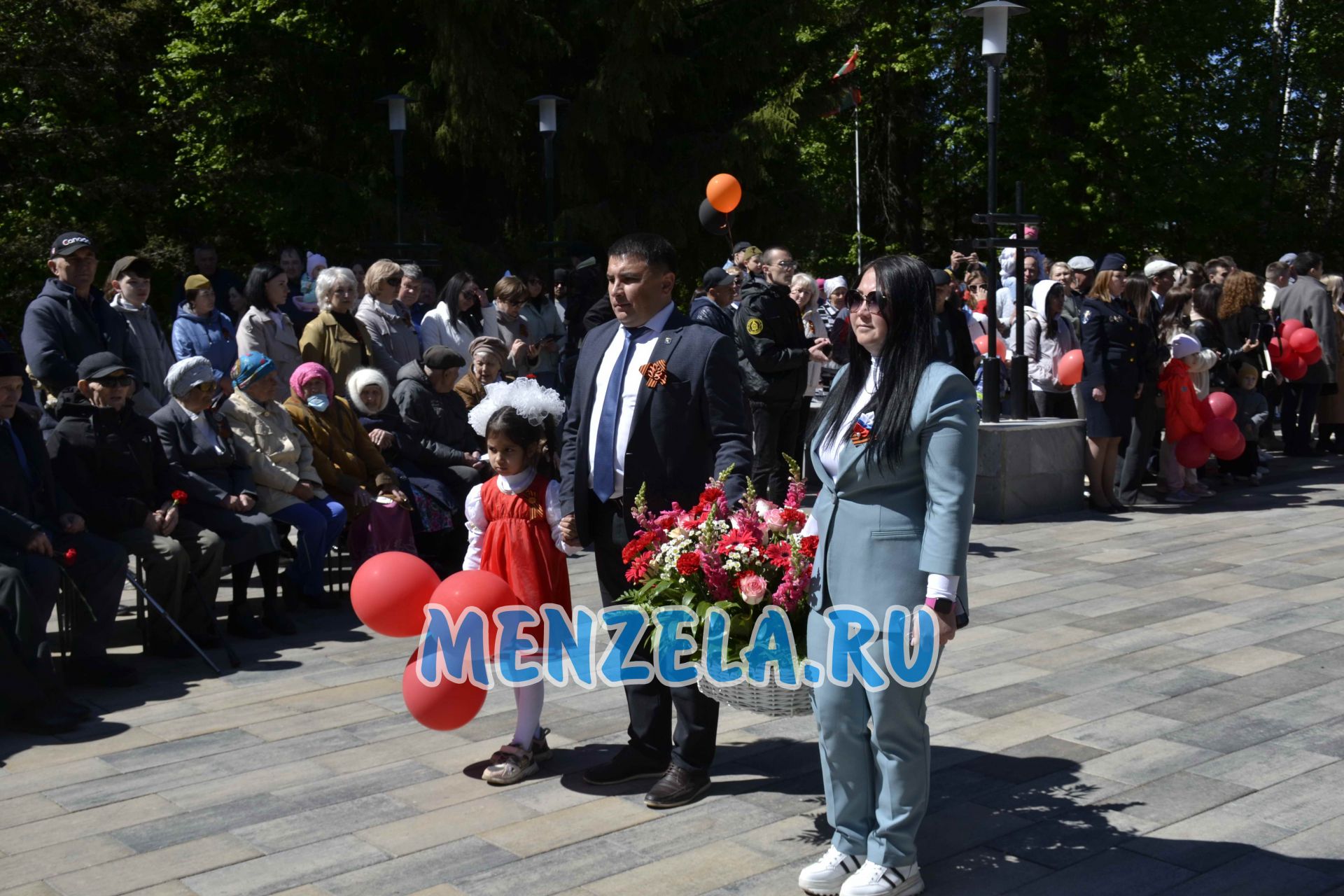 Возложение цветов к мемориалу на празднике 9 Мая. Мензелинск - 2023