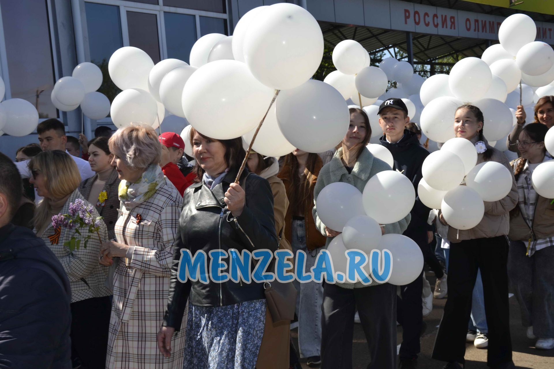 Торжественное шествие на стадионе Ленина колонн в честь 9 Мая. Мензелинск -2023