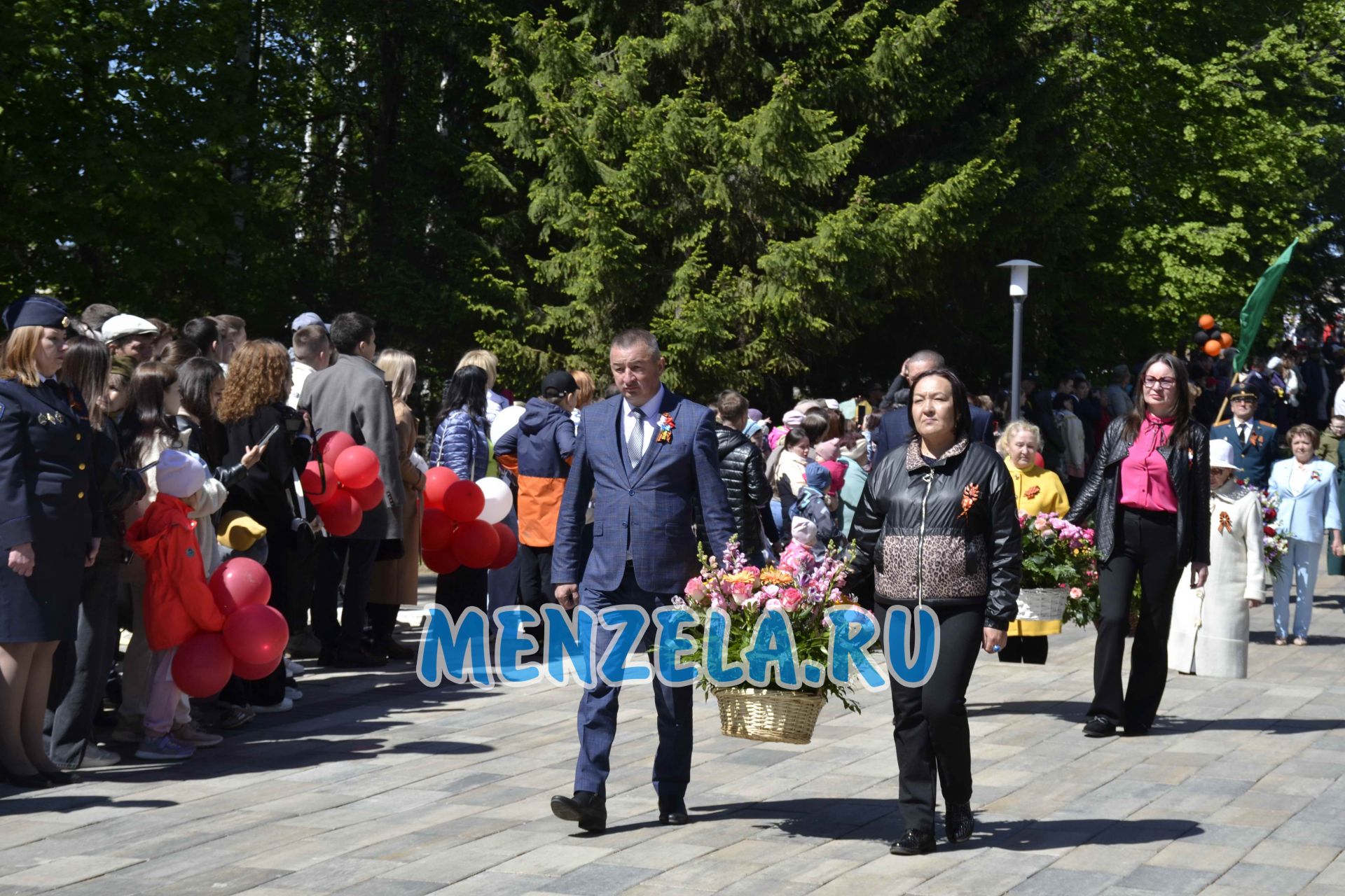 Возложение цветов к мемориалу на празднике 9 Мая. Мензелинск - 2023