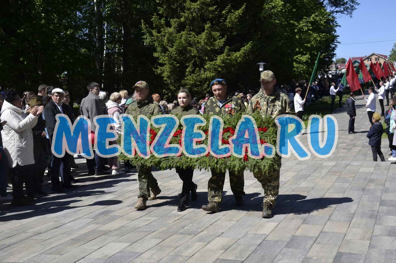 Возложение цветов к мемориалу на празднике 9 Мая. Мензелинск - 2023