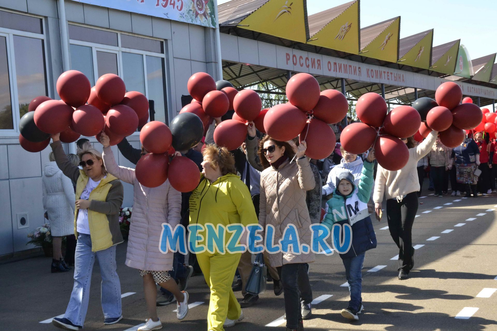 Торжественное шествие на стадионе Ленина колонн в честь 9 Мая. Мензелинск -2023