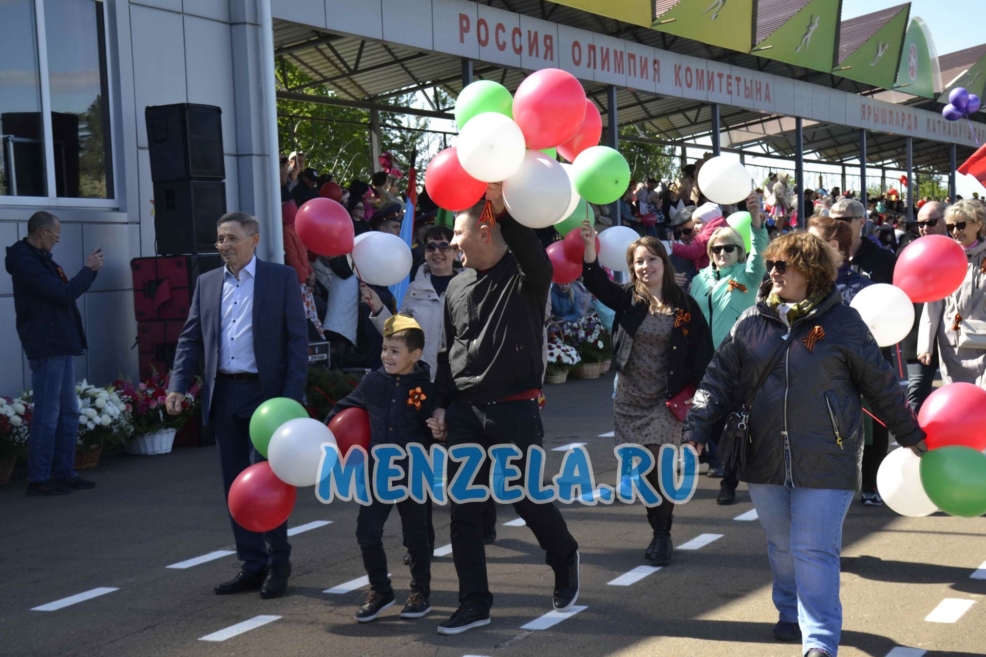 Торжественное шествие на стадионе Ленина колонн в честь 9 Мая. Мензелинск -2023