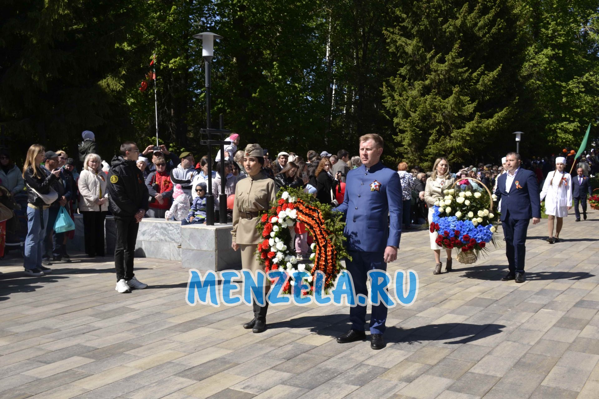 Возложение цветов к мемориалу на празднике 9 Мая. Мензелинск - 2023