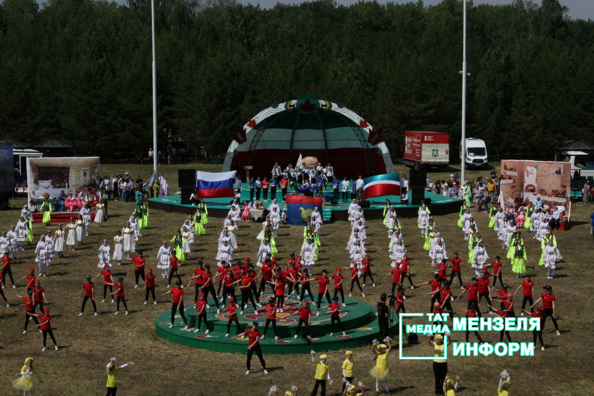 Театрализованное представление на мензелинском Сабантуе