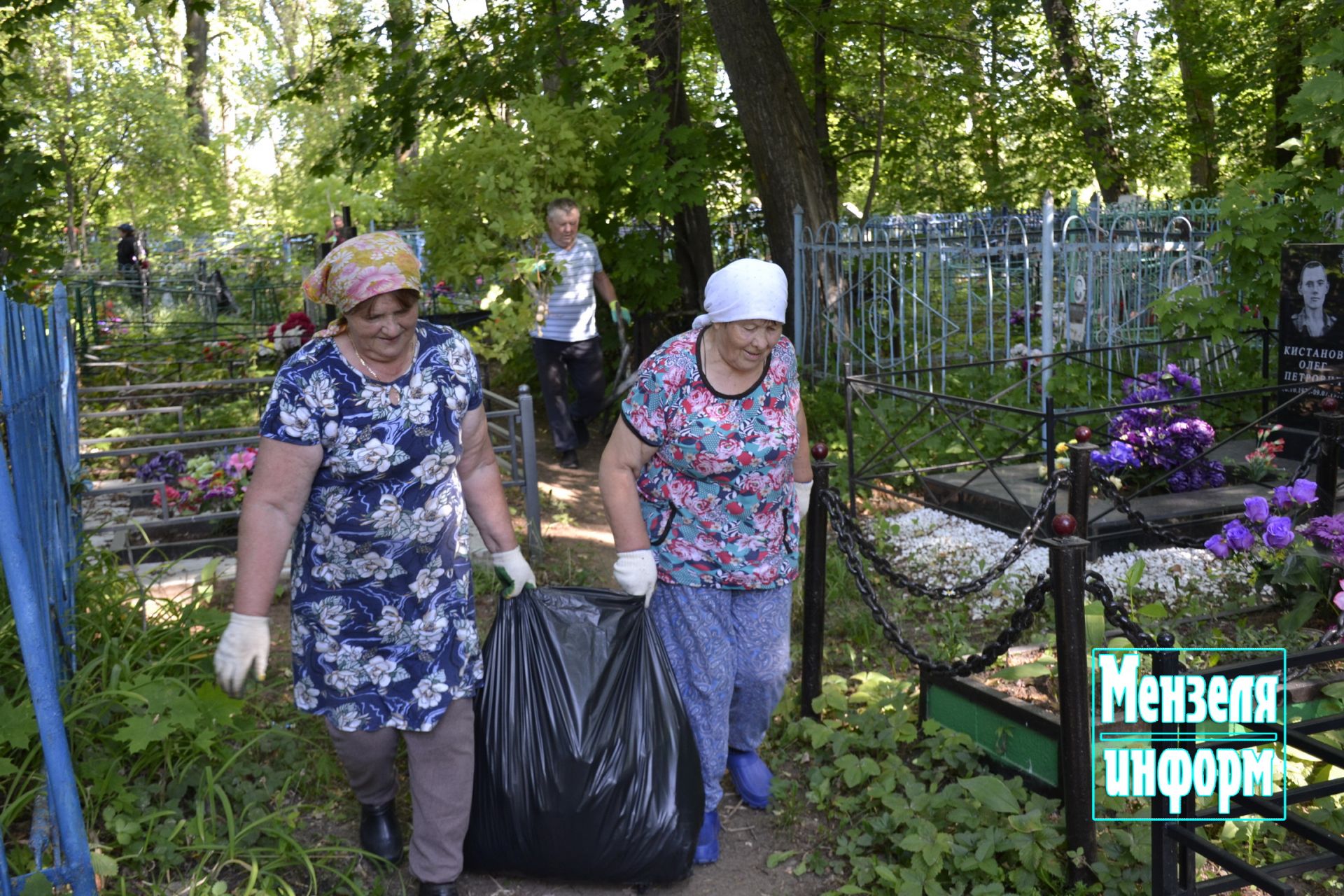 Субботник на старом русском кладбище