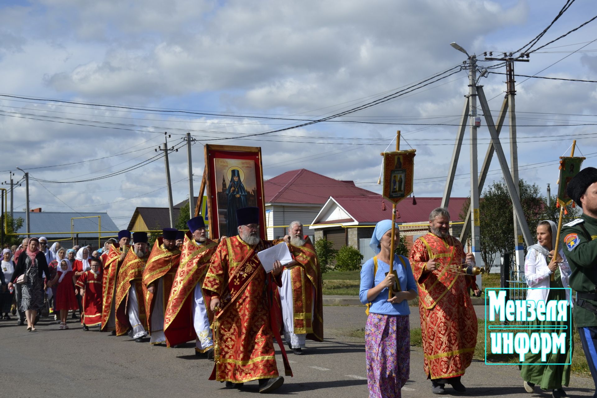 В день памяти преподобномученицы Маргариты в Мензелинске прошли праздничное богослужение и крестный ход