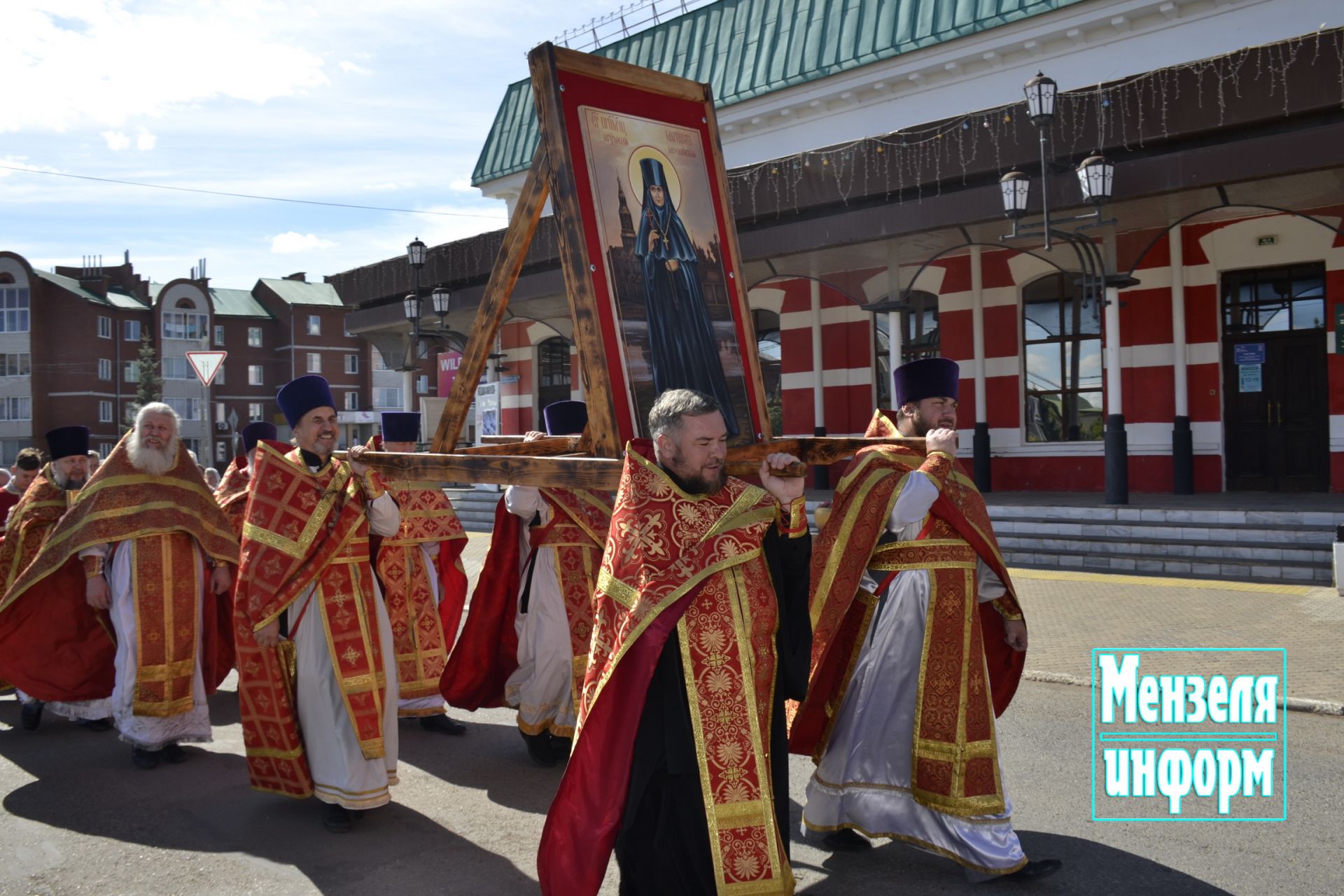 В день памяти преподобномученицы Маргариты в Мензелинске прошли праздничное богослужение и крестный ход