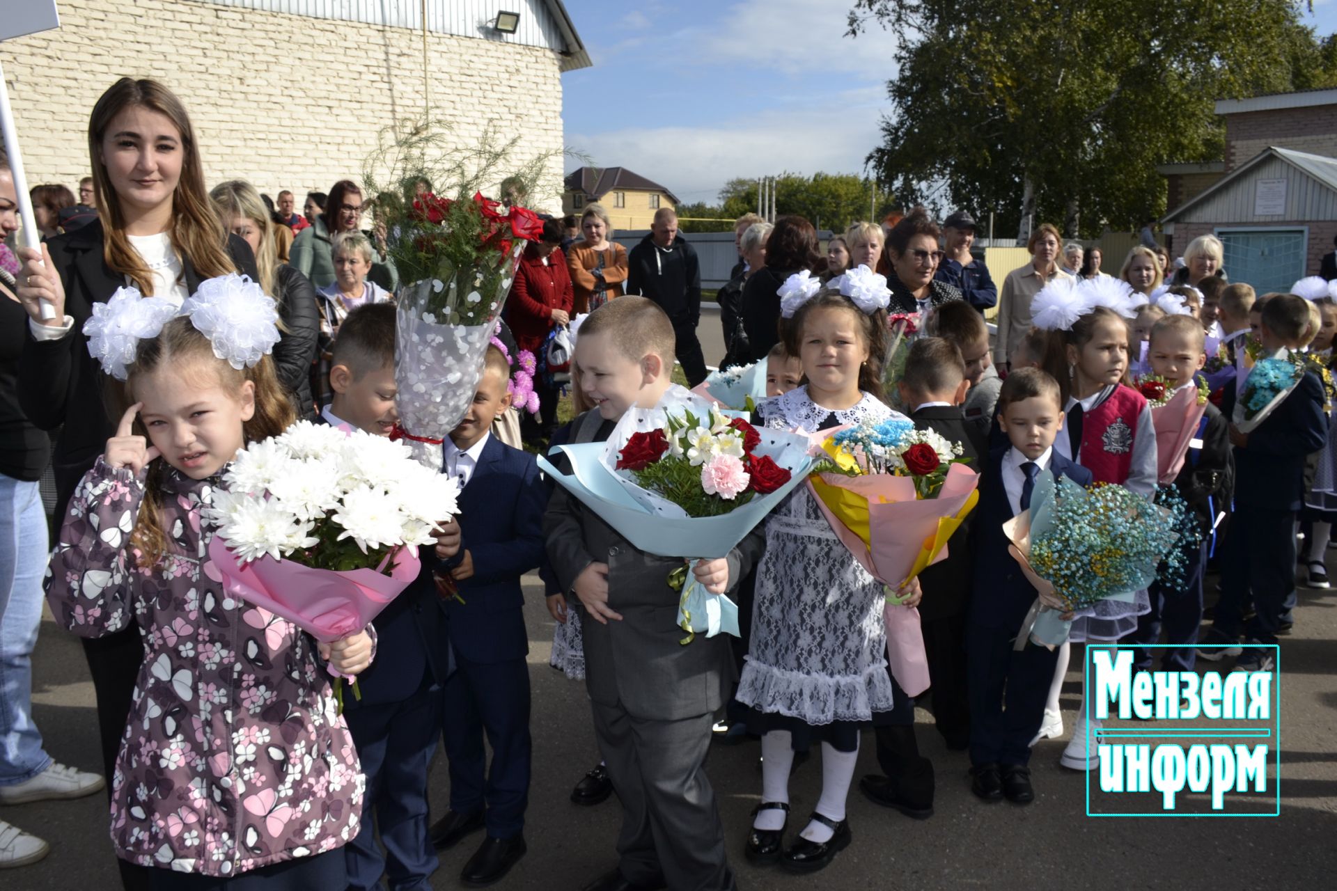 Одиннадцатиклассники проводили первоклашек СОШ №2 на первый урок