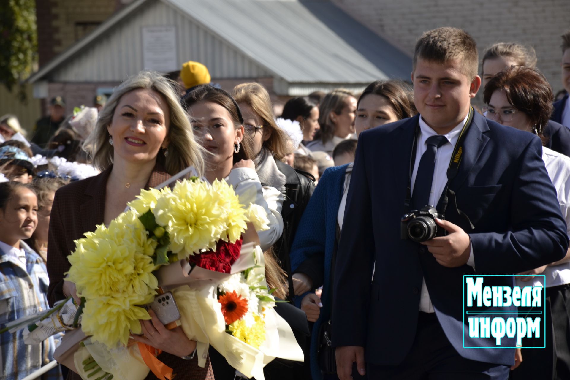 Одиннадцатиклассники проводили первоклашек СОШ №2 на первый урок