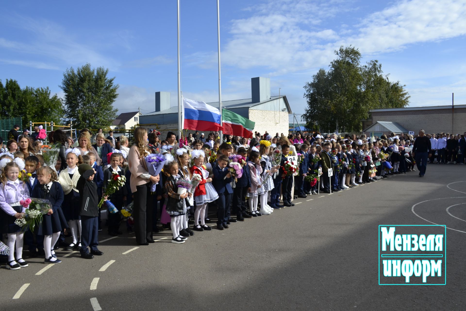 Одиннадцатиклассники проводили первоклашек СОШ №2 на первый урок