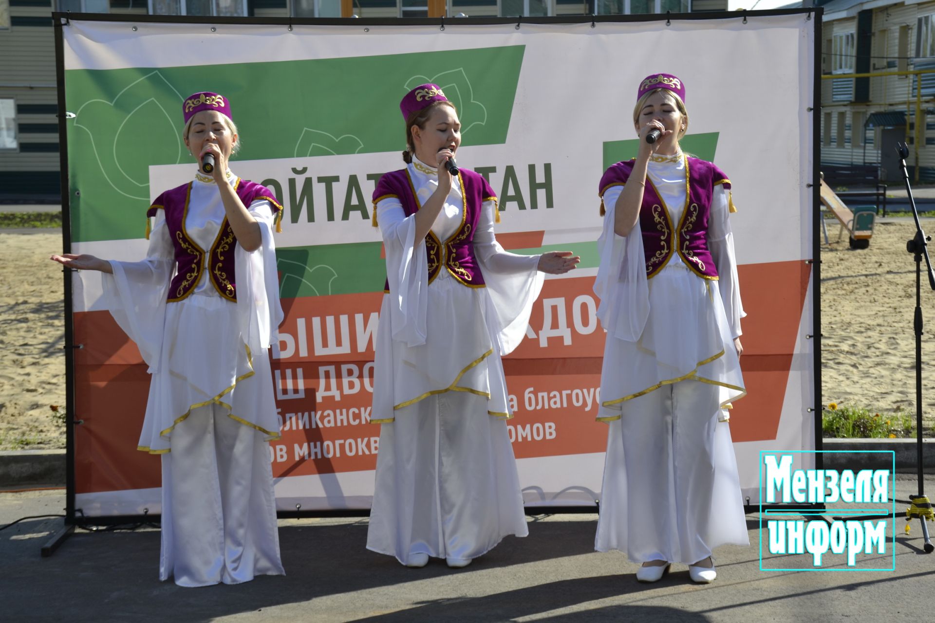 В Мензелинске торжественно  открыли двор, благоустроенный по программе "Наш двор"