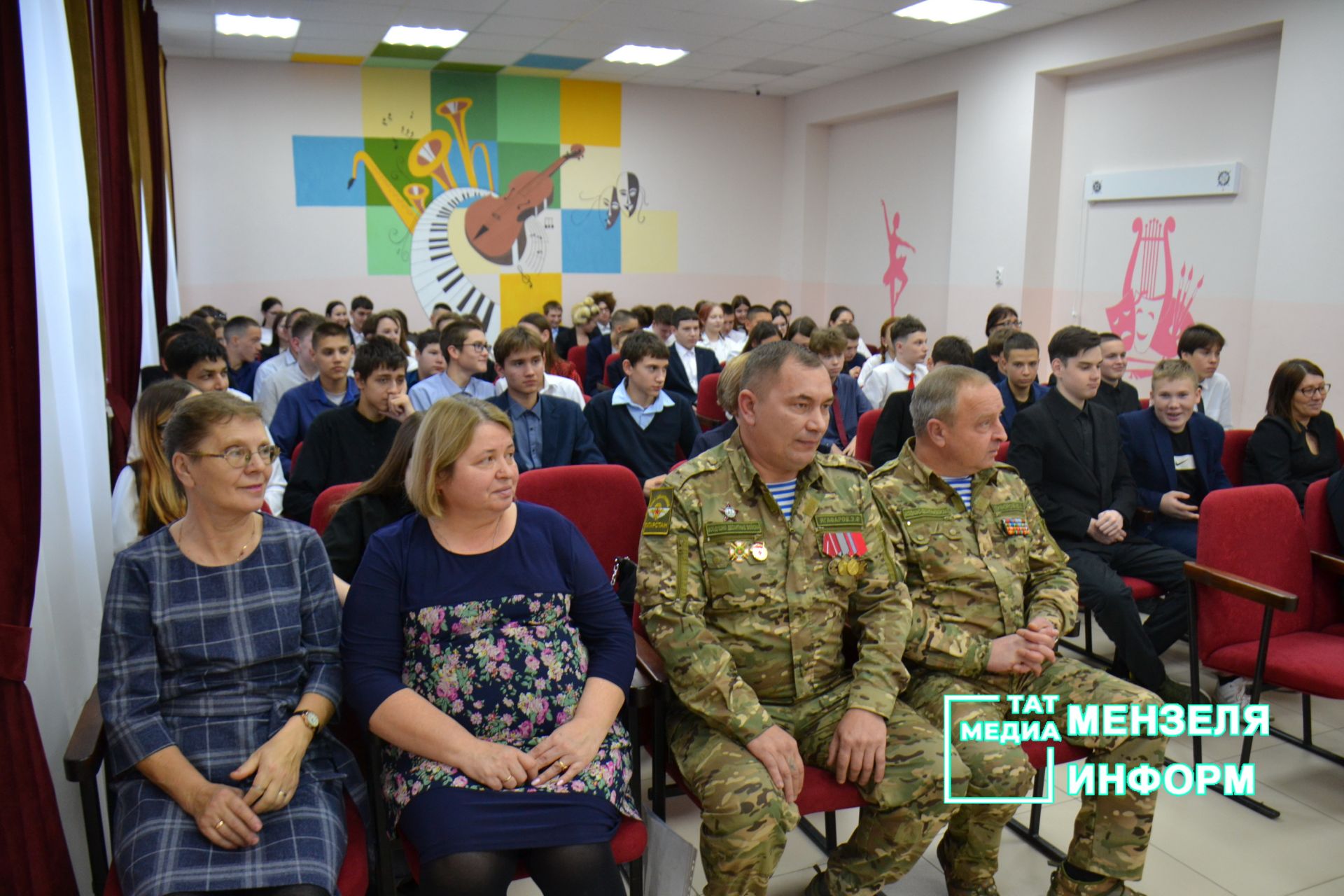 Педагоги и сотрудники СОШ №2 награждены благодарственными письмами за помощь бойцам СВО