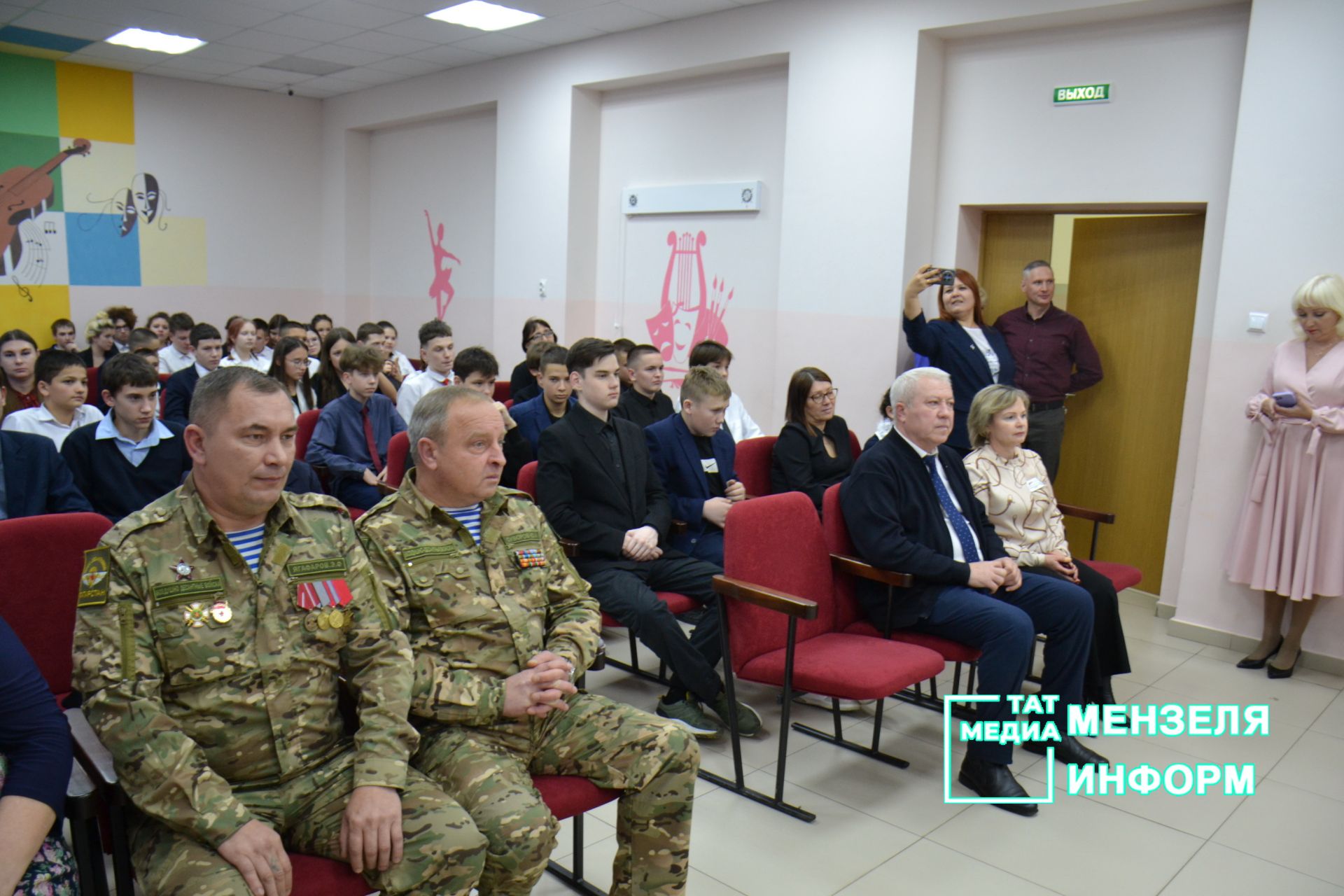 Педагоги и сотрудники СОШ №2 награждены благодарственными письмами за помощь бойцам СВО