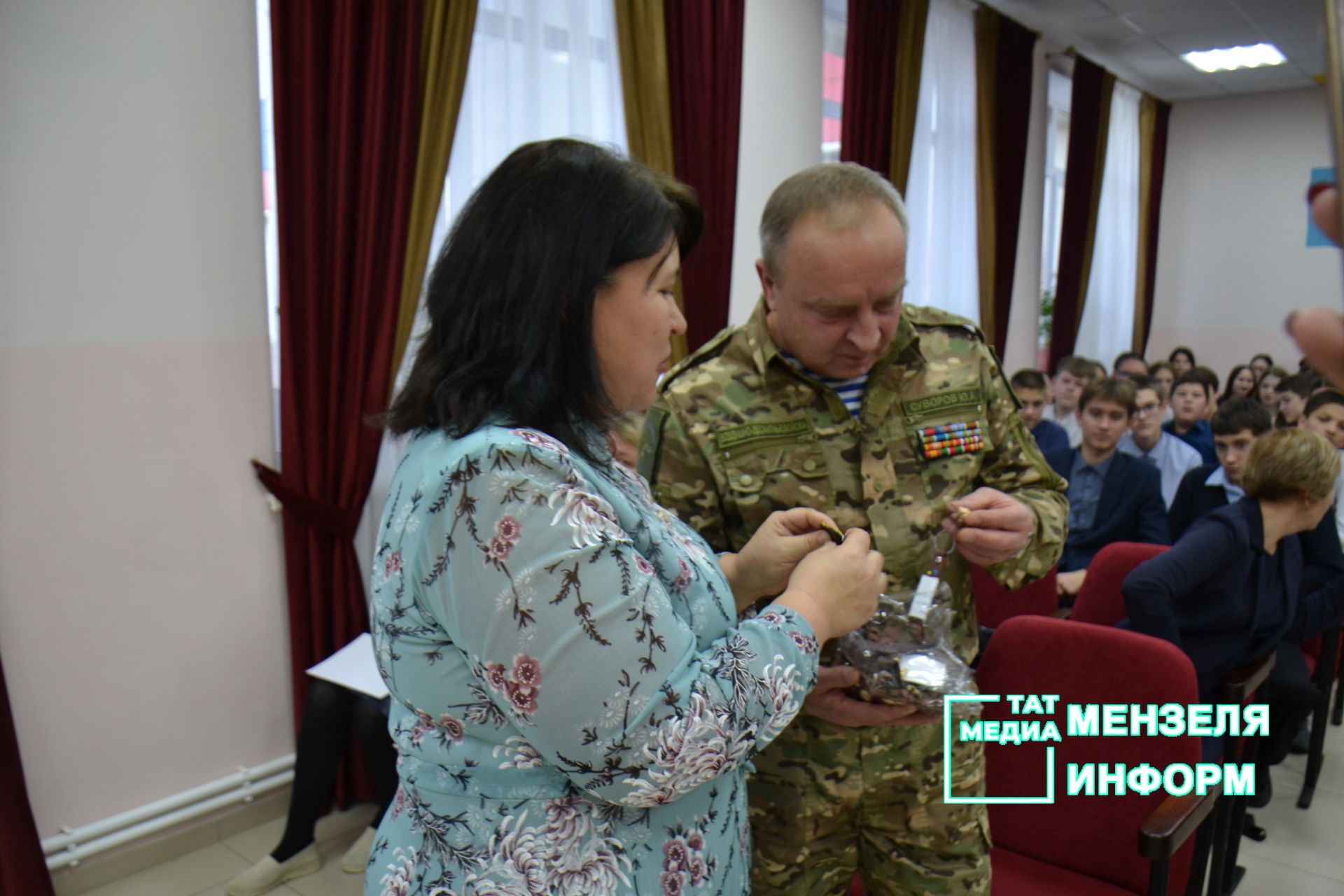 Педагоги и сотрудники СОШ №2 награждены благодарственными письмами за помощь бойцам СВО