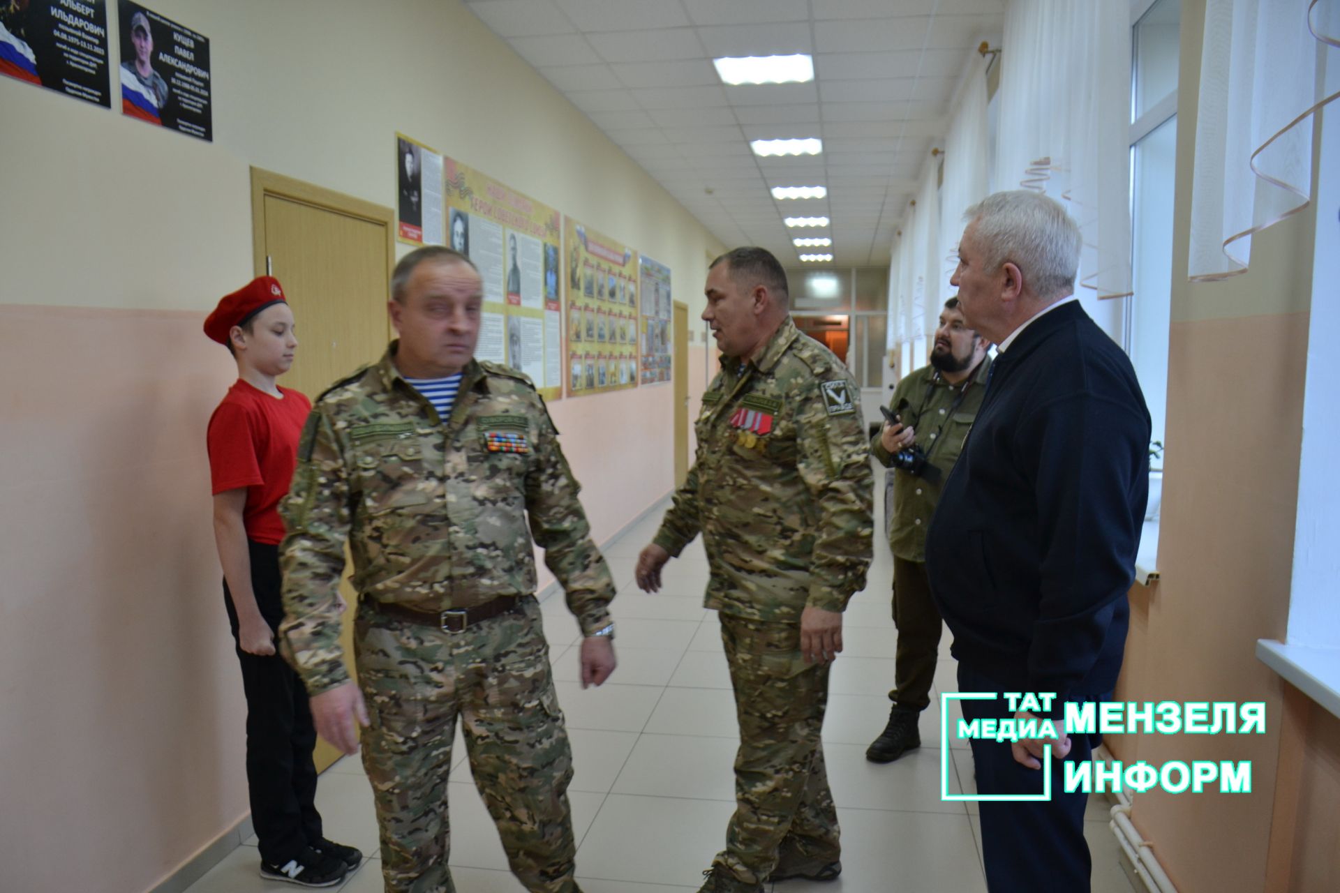 Педагоги и сотрудники СОШ №2 награждены благодарственными письмами за помощь бойцам СВО