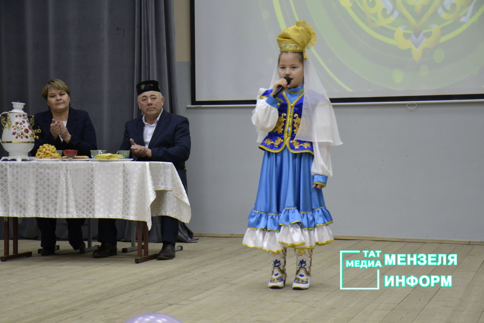 Чак-чак и яркие национальные костюмы: конкурс татарских семей прошел в гимназии Мензелинска