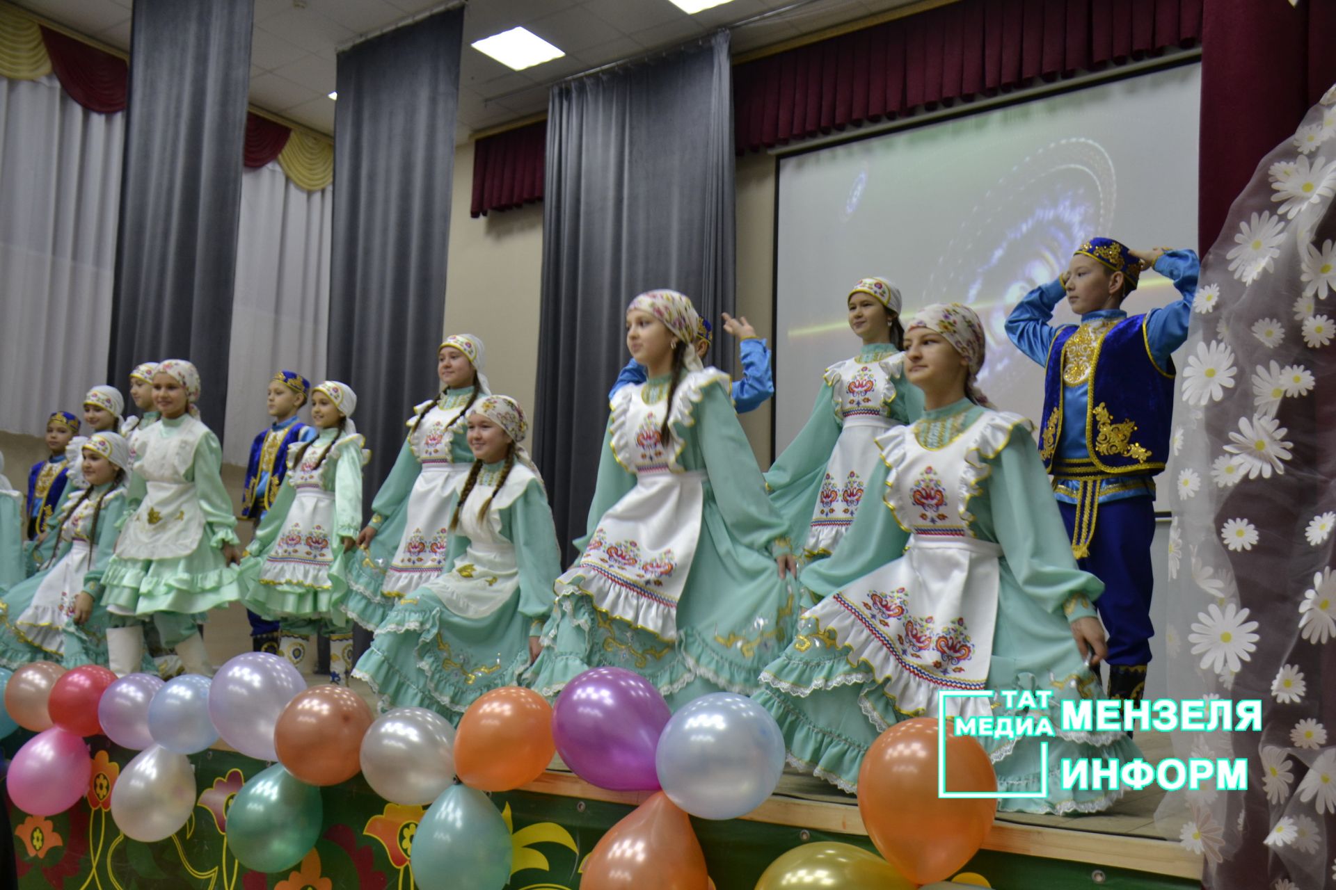 Чак-чак и яркие национальные костюмы: конкурс татарских семей прошел в гимназии Мензелинска