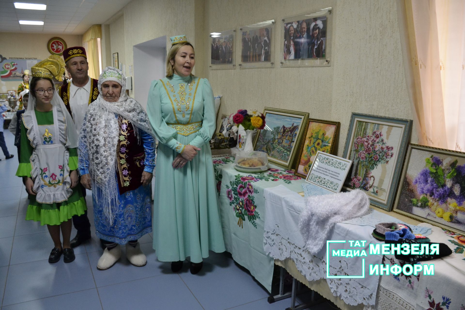 Чак-чак и яркие национальные костюмы: конкурс татарских семей прошел в гимназии Мензелинска