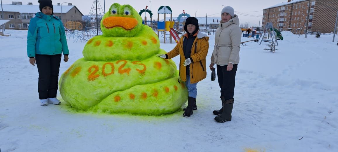 Мензелинск украшают снежные фигуры