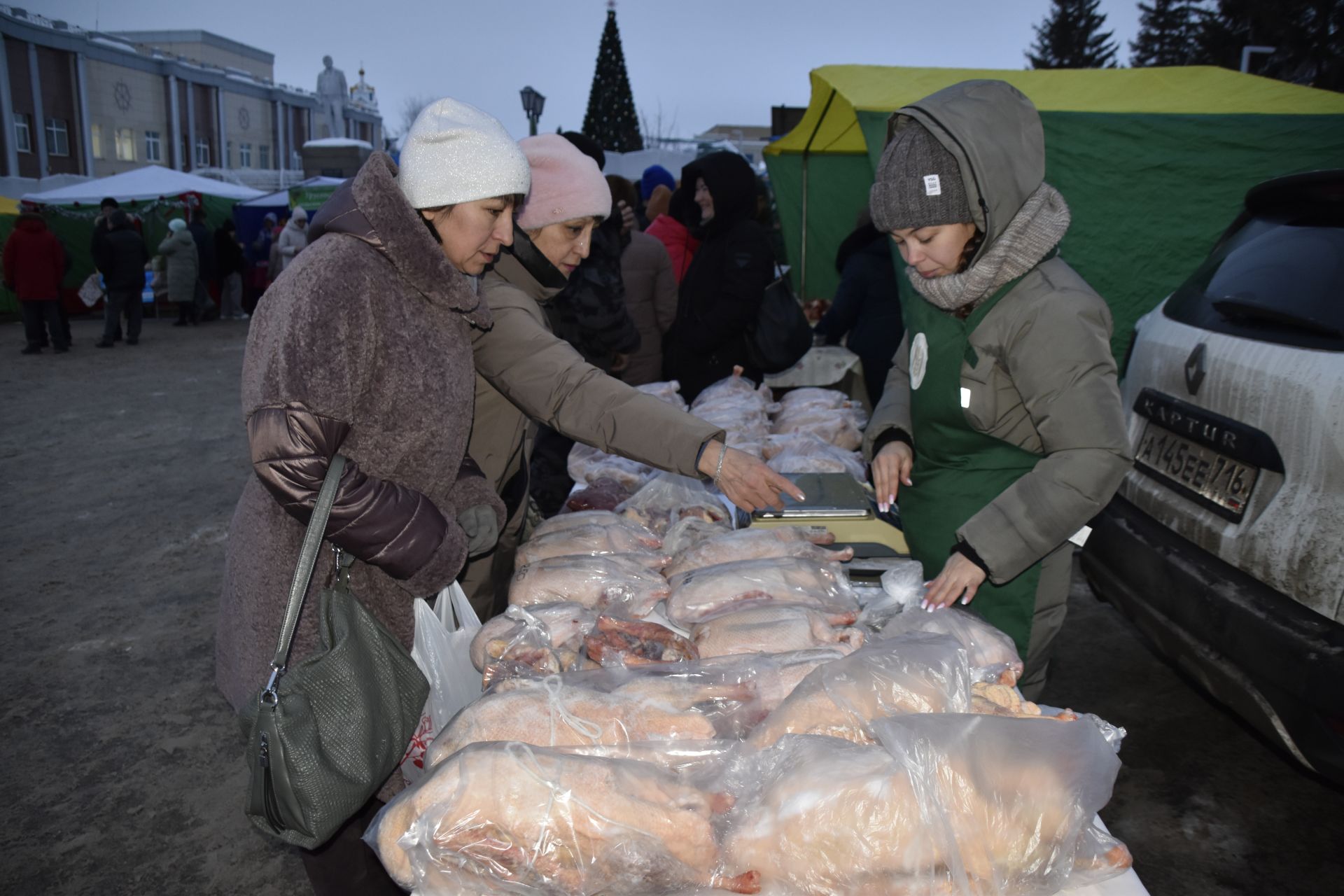 Мгновения предновогодней ярмарки в Мензелинске