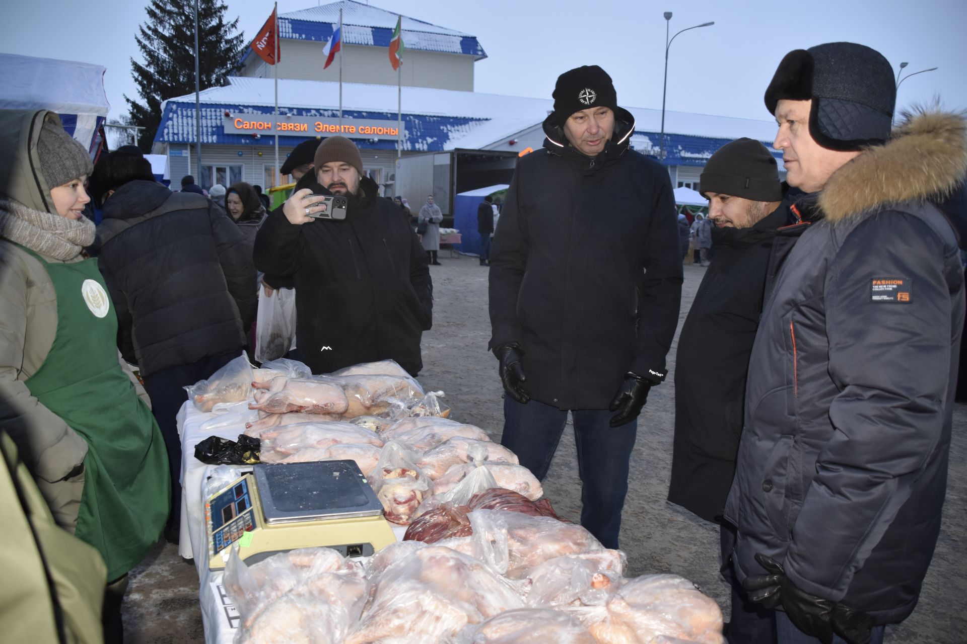 Мгновения предновогодней ярмарки в Мензелинске