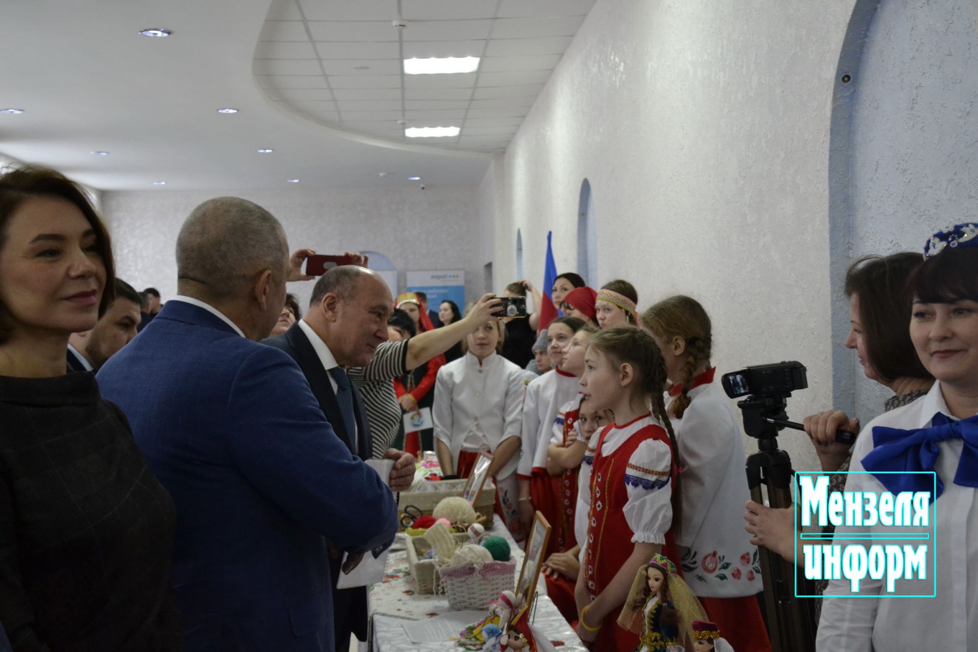 Участников заседания Совета Мензелинского района встречала выставка