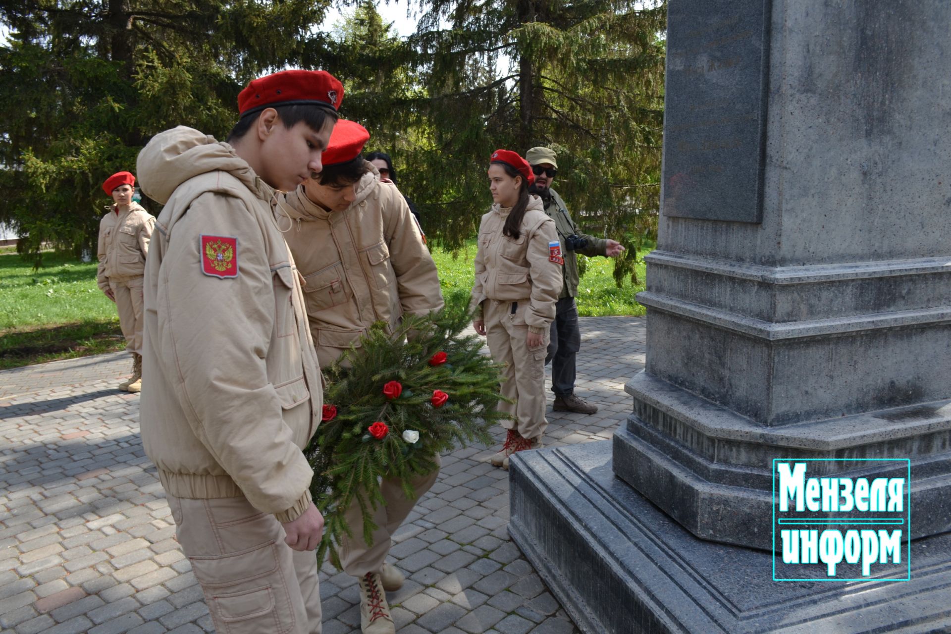 Молодежь Мензелинска возложила венки и цветы к памятнику М.Джалиля и мемориалу