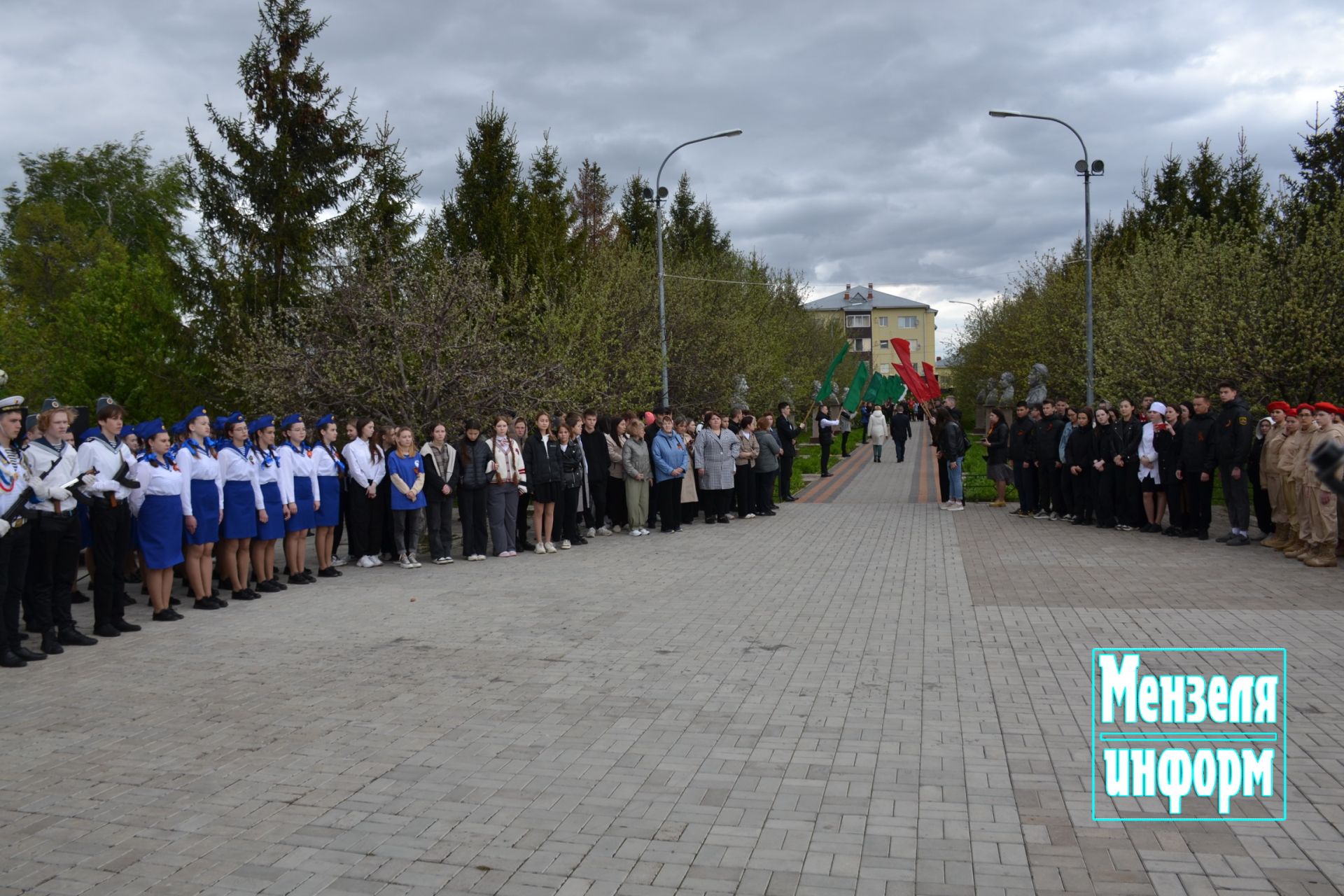 Молодежь Мензелинска возложила венки и цветы к памятнику М.Джалиля и мемориалу