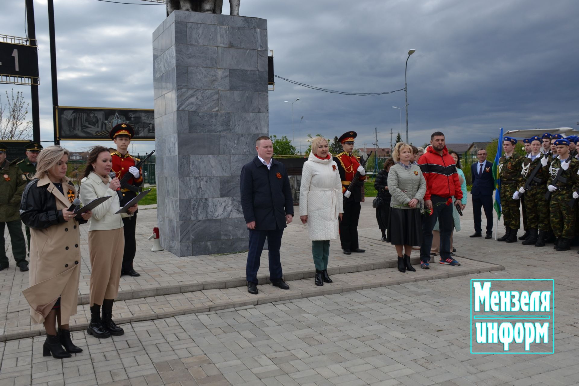 Молодежь Мензелинска возложила венки и цветы к памятнику М.Джалиля и мемориалу