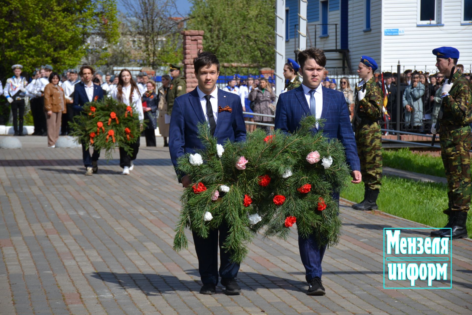 Молодежь Мензелинска возложила венки и цветы к памятнику М.Джалиля и мемориалу