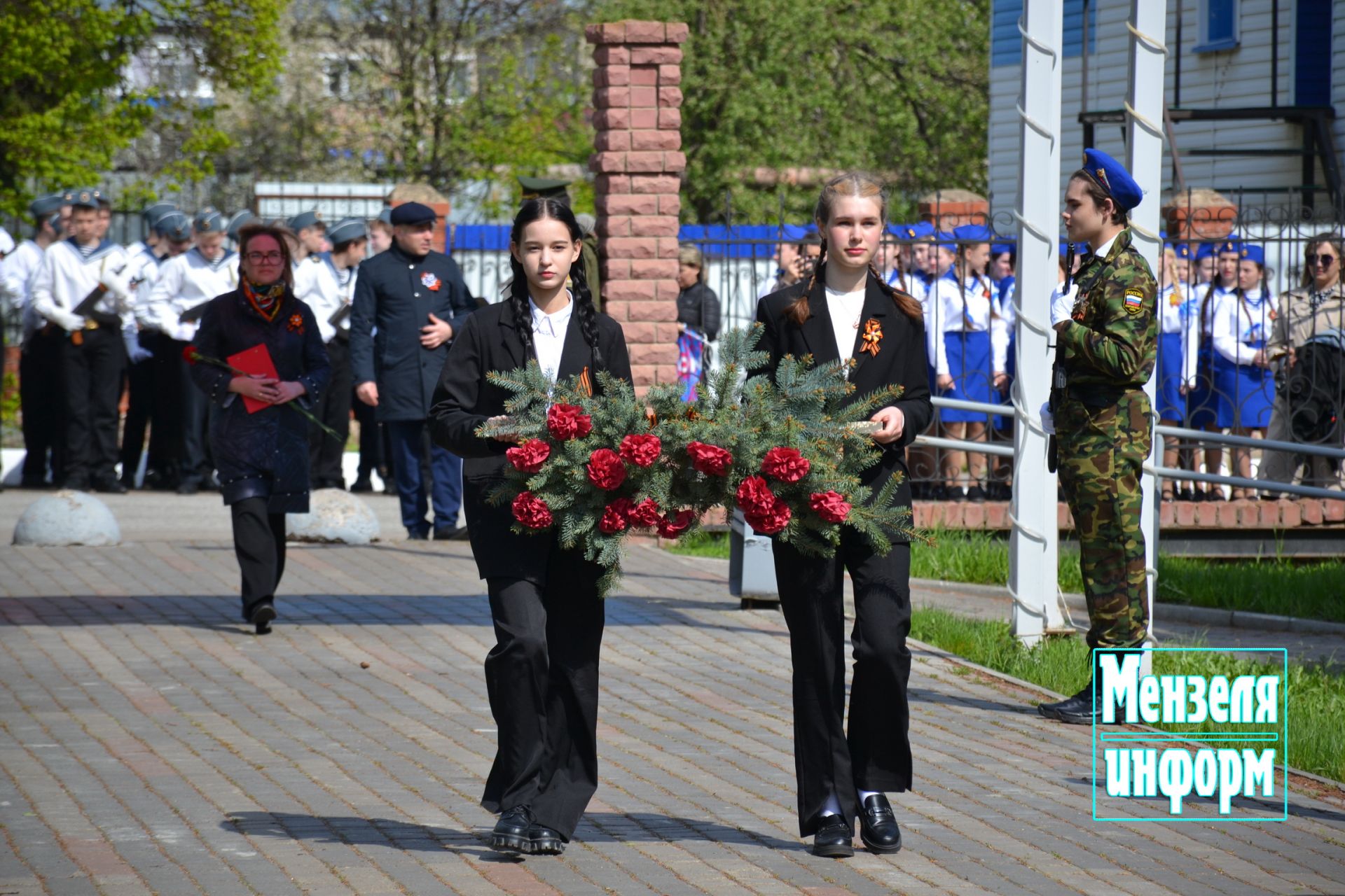 Молодежь Мензелинска возложила венки и цветы к памятнику М.Джалиля и мемориалу